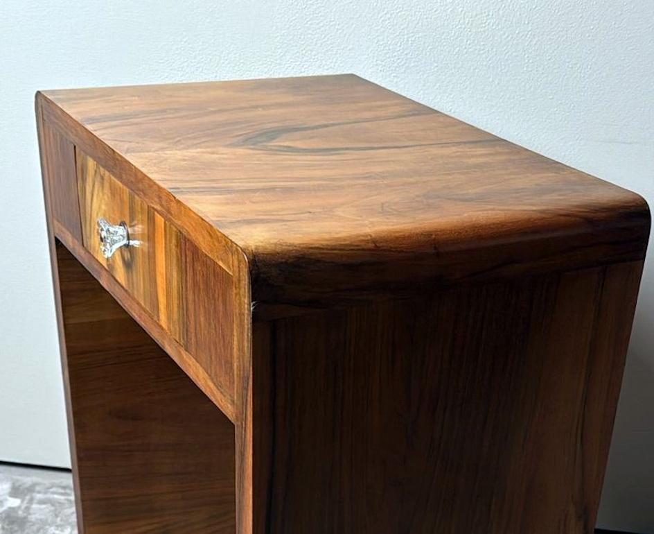 Racionalismo italiano Mesa auxiliar de nogal rubio con cajón en venta 5