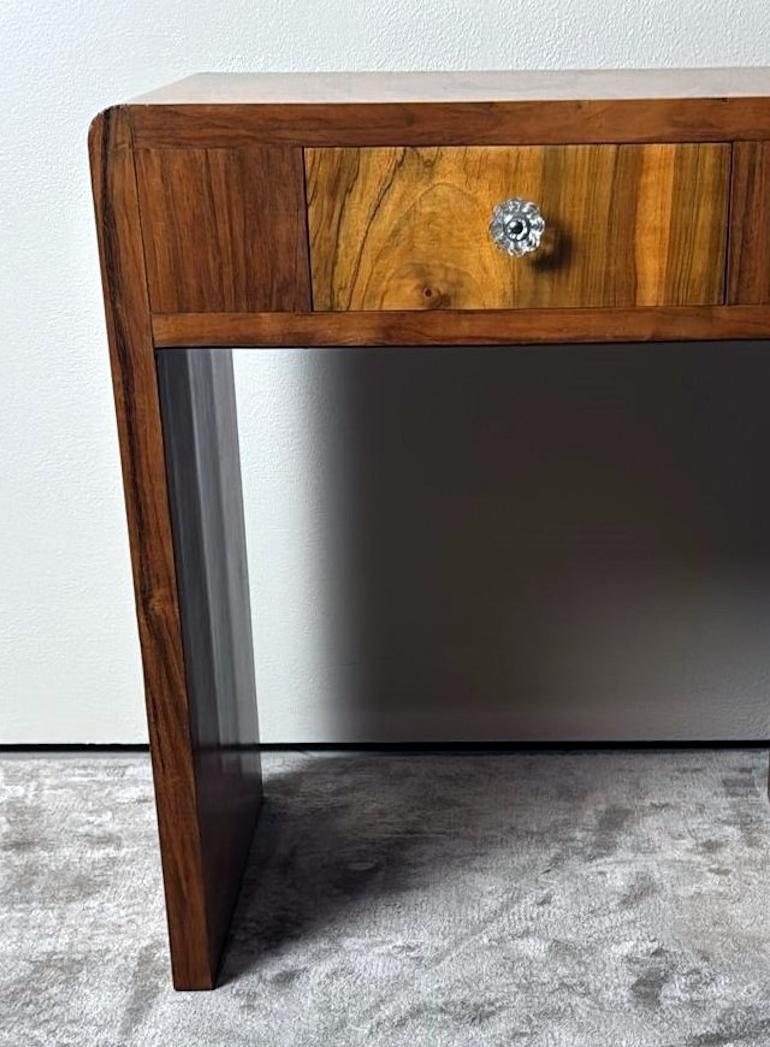 Racionalismo italiano Mesa auxiliar de nogal rubio con cajón en venta 7