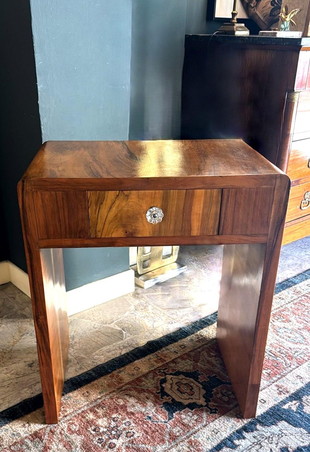 Racionalismo italiano Mesa auxiliar de nogal rubio con cajón en venta 10