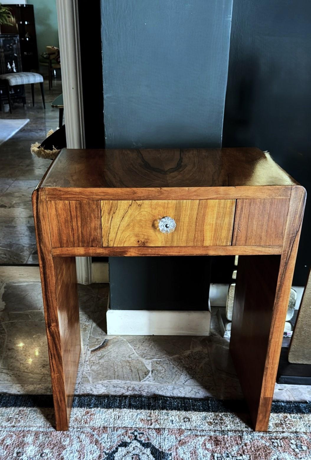 Racionalismo italiano Mesa auxiliar de nogal rubio con cajón en venta 11