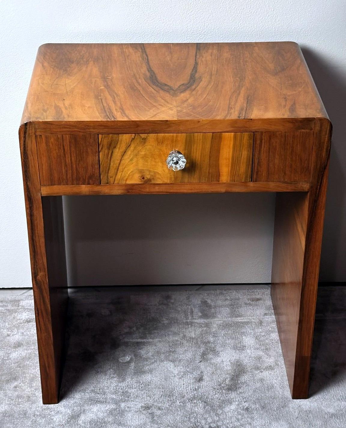 Te invitamos a que leas toda la descripción, ya que nos esforzamos por proporcionar información técnica e histórica detallada para garantizar la autenticidad de nuestras piezas.
Esta elegante mesa auxiliar de nogal rubio tiene un diseño refinado y