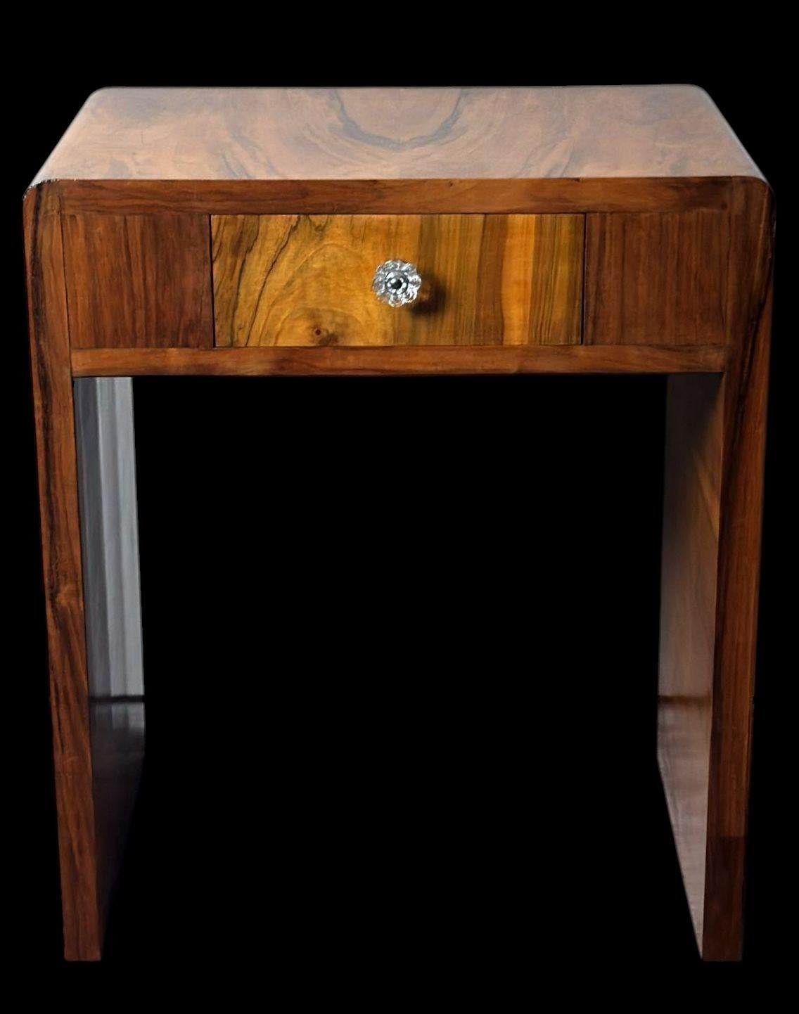 Racionalismo italiano Mesa auxiliar de nogal rubio con cajón Bauhaus en venta
