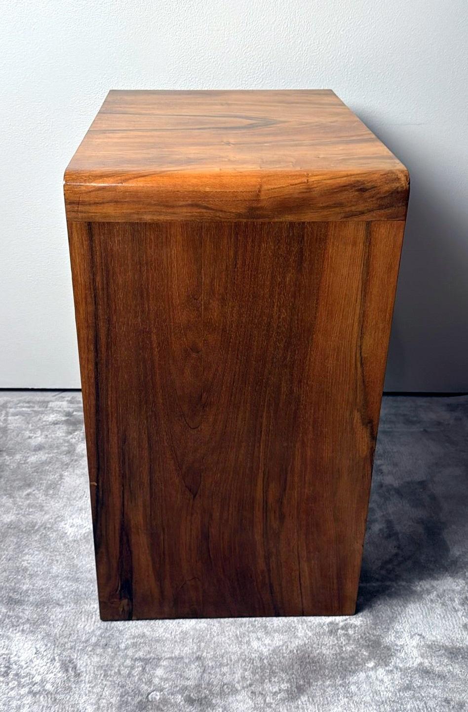 Racionalismo italiano Mesa auxiliar de nogal rubio con cajón Italiano en venta