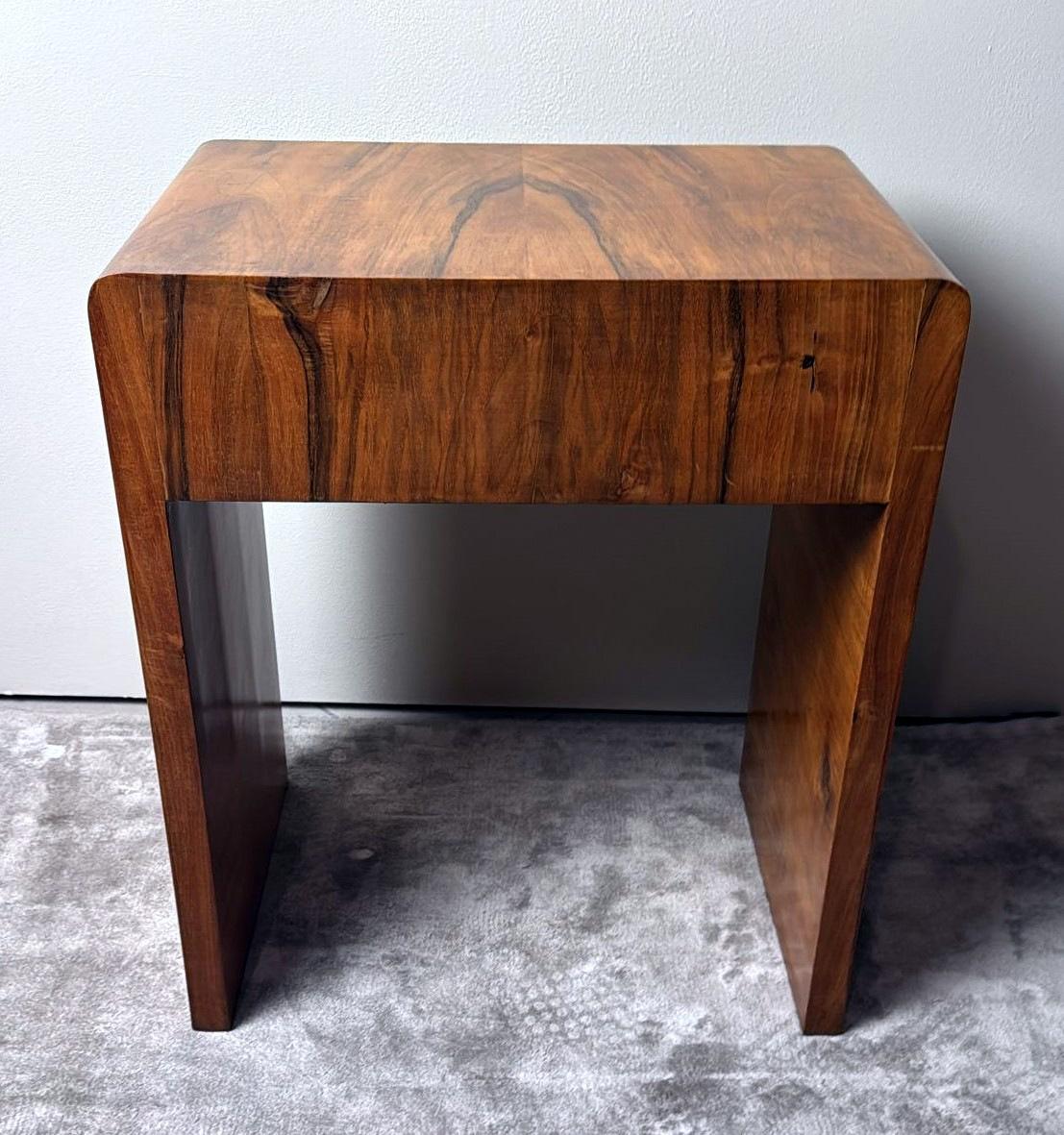 Racionalismo italiano Mesa auxiliar de nogal rubio con cajón en venta 1