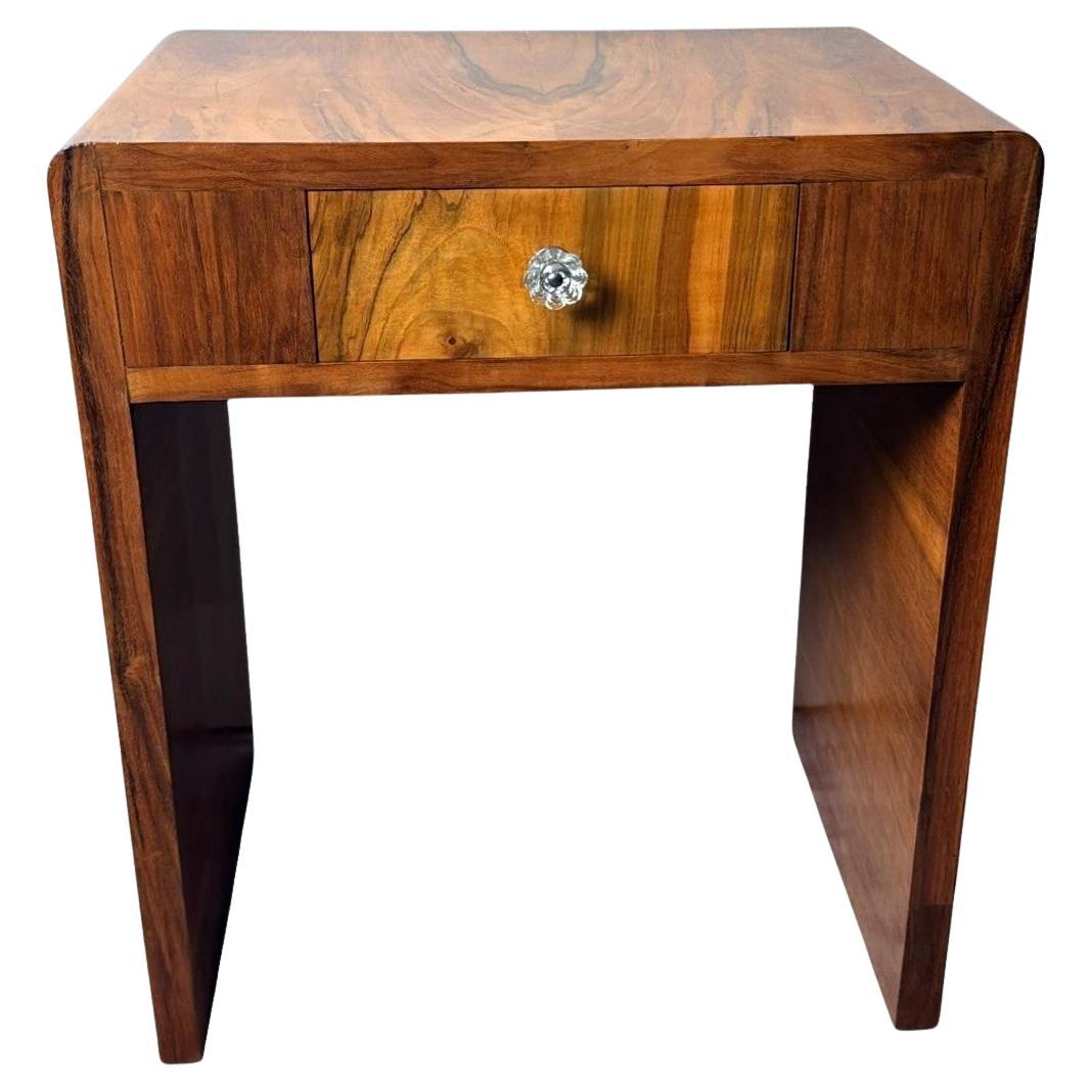 Racionalismo italiano Mesa auxiliar de nogal rubio con cajón en venta