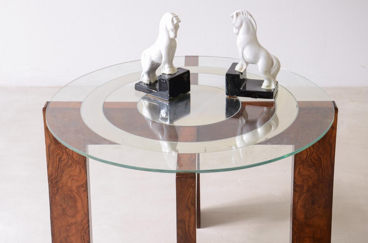 COD-2883
Table basse avec plateau en verre dépoli et miroir, piètement en forme de croix en ronce.

Rationalisme italien, vers 1925-30.