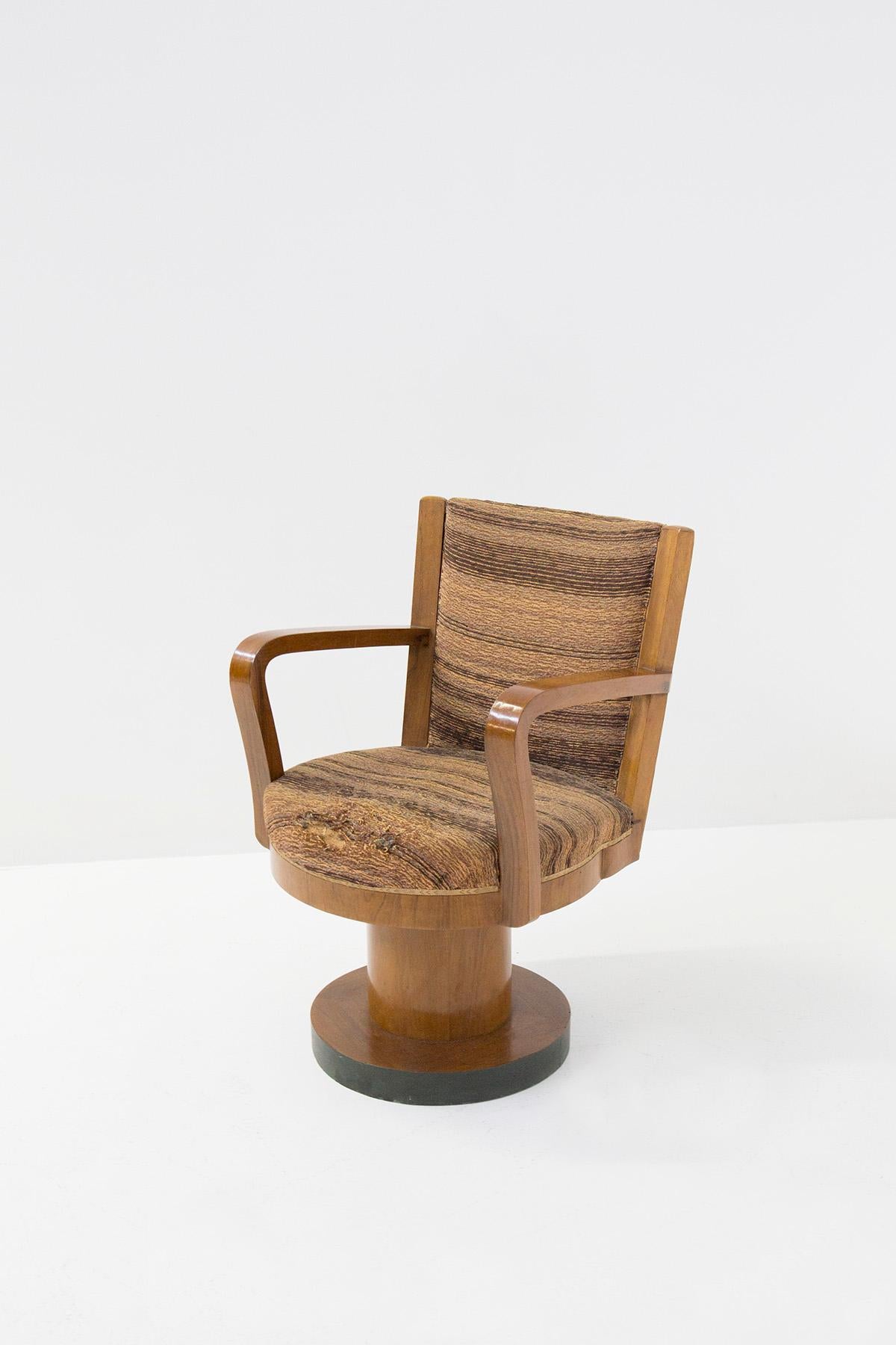 Rare armchair from the Italian Rationalism of the 1930s attributed to Piero Bottoni. The armchair is a great product of 1930s Italian design. Through its rigorous and geometric lines, typical of Italian Rationalism, the armchair conveys rigour and
