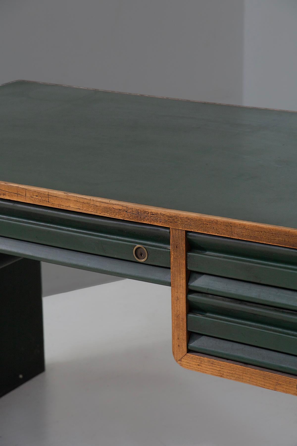 Italian rationalist desk from the Bauhaus period in green metal im Zustand „Gut“ im Angebot in Milano, IT