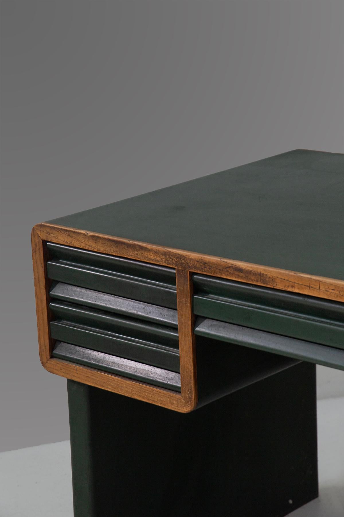 Italian rationalist desk from the Bauhaus period in green metal (Early 20th Century) im Angebot