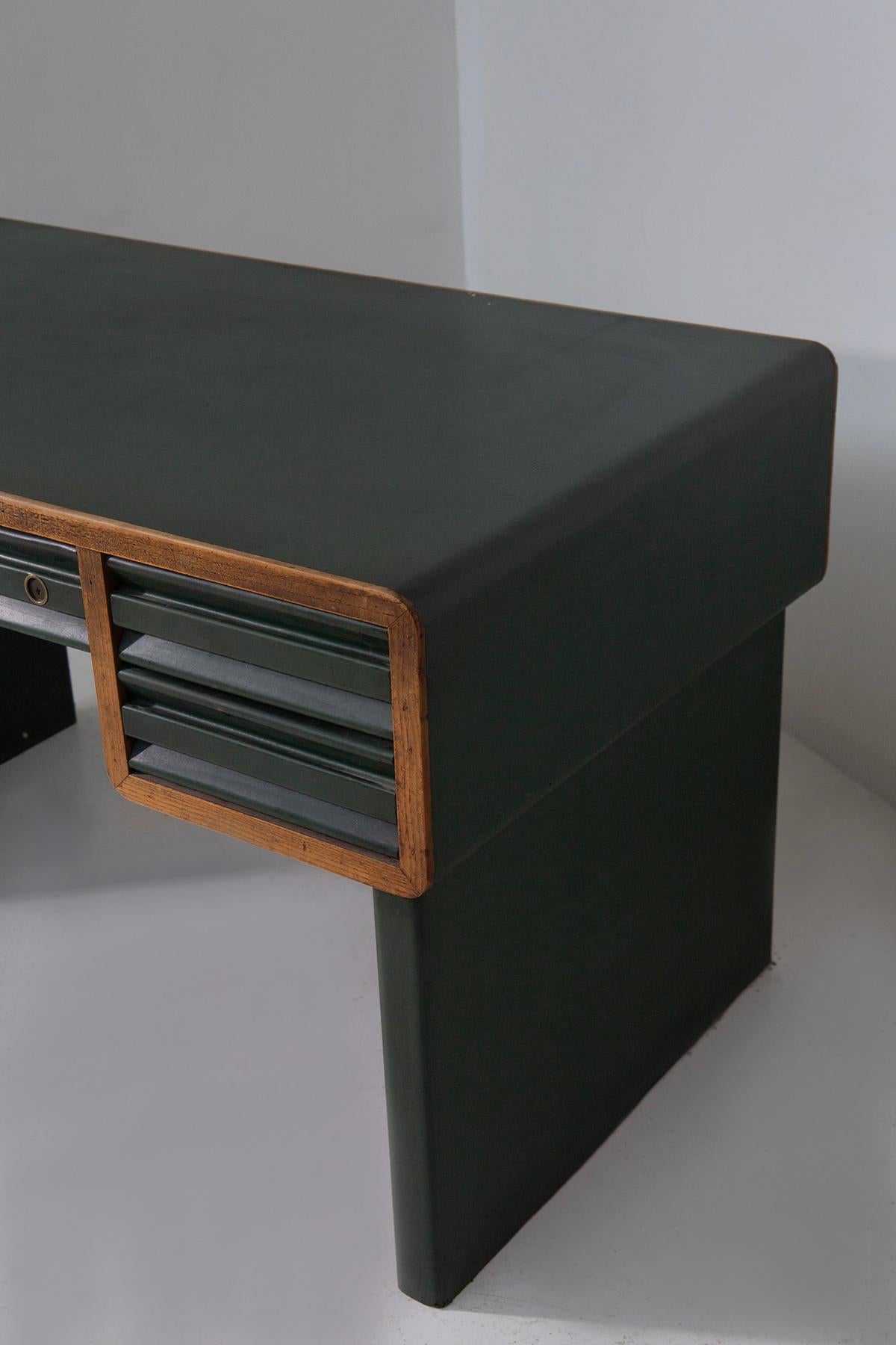 Italian rationalist desk from the Bauhaus period in green metal (Metall) im Angebot