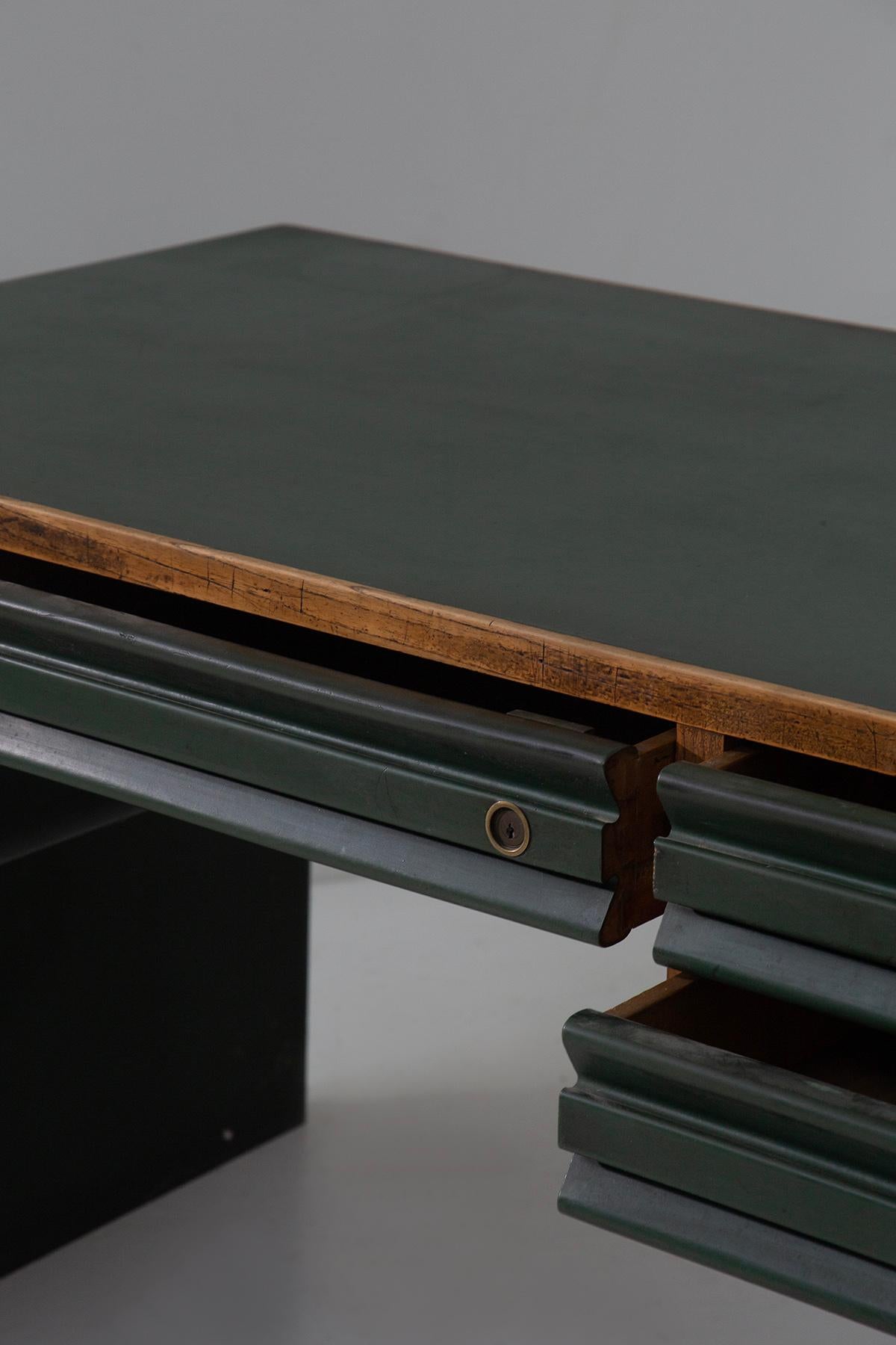 Italian rationalist desk from the Bauhaus period in green metal im Angebot 2