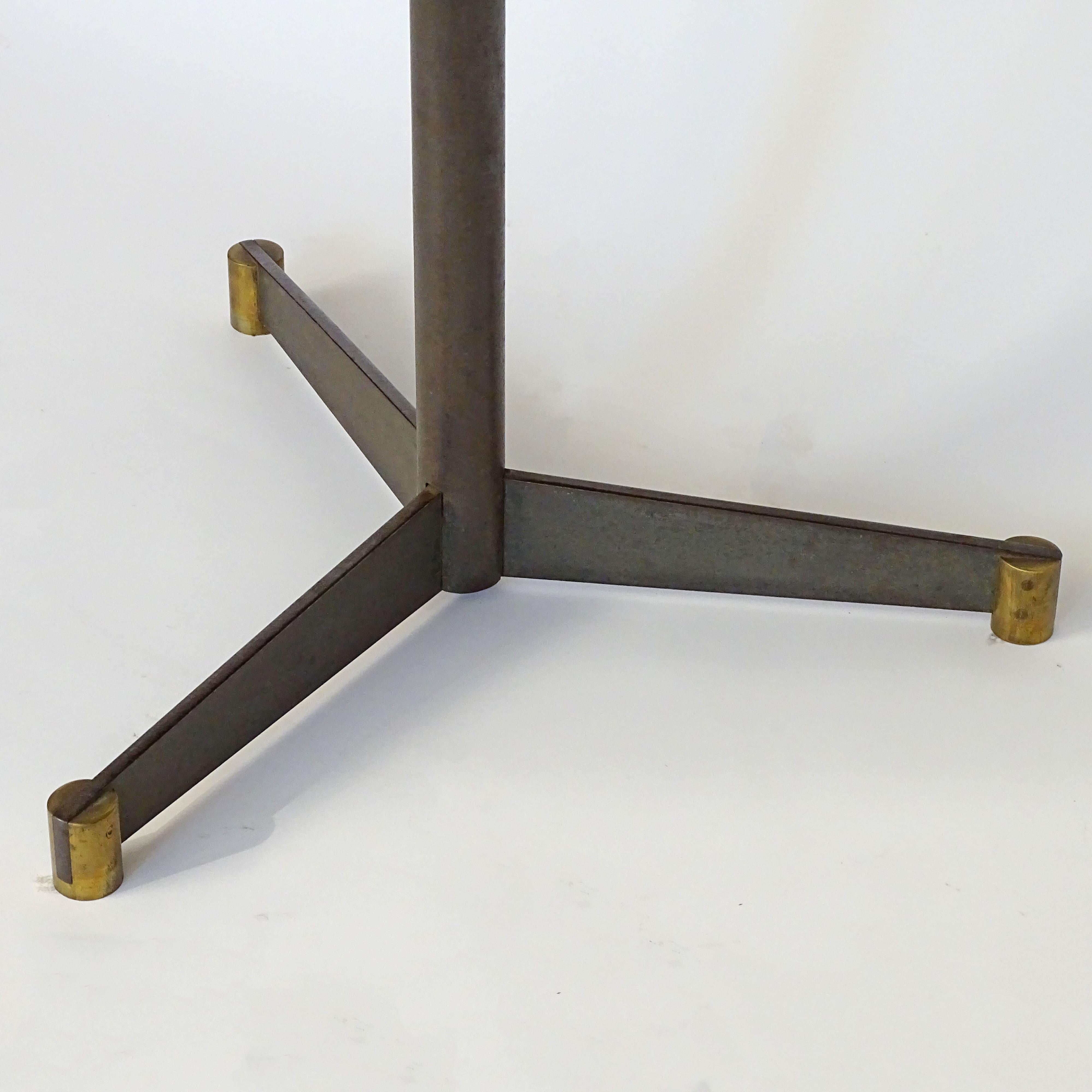 Italian Rationalist round dining table in Brass, Iron and Slate  In Good Condition In Milan, IT