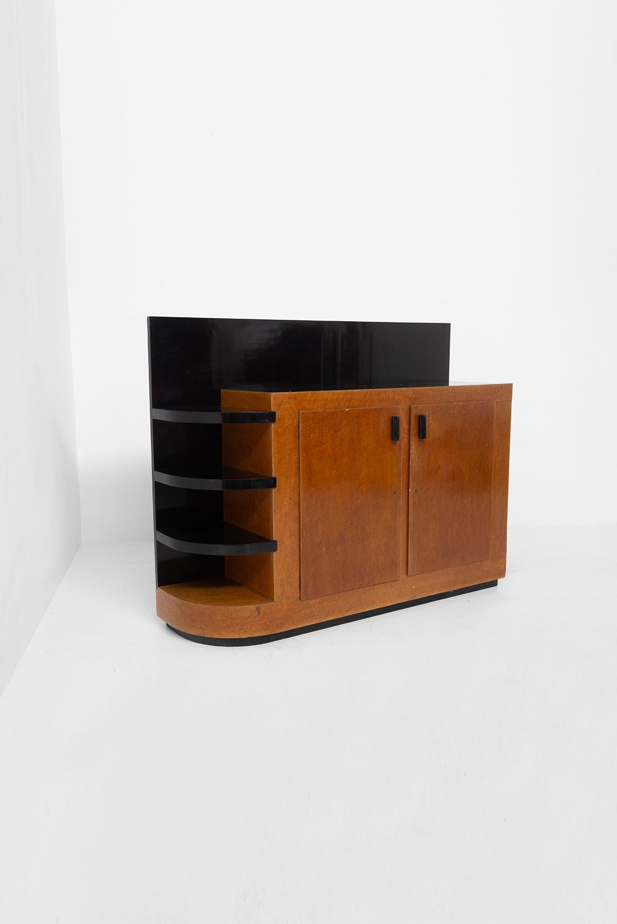 aparador italiano de los años 20 de estilo racionalista - Diseño de Giuseppe Pagano, influencias de la Bauhaus
Este refinado aparador italiano de los años veinte, atribuido al célebre arquitecto y diseñador Giuseppe Pagano, es un ejemplo emblemático