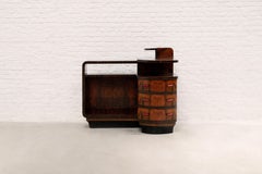 Credenza italiana in noce in stile razionalista con maniglie in bachelite rossa, 1930 circa
