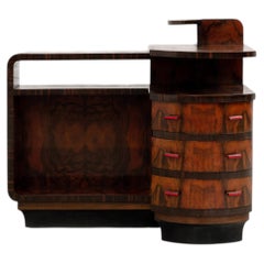 Credenza italiana in noce in stile razionalista con maniglie in bachelite rossa, 1930 circa