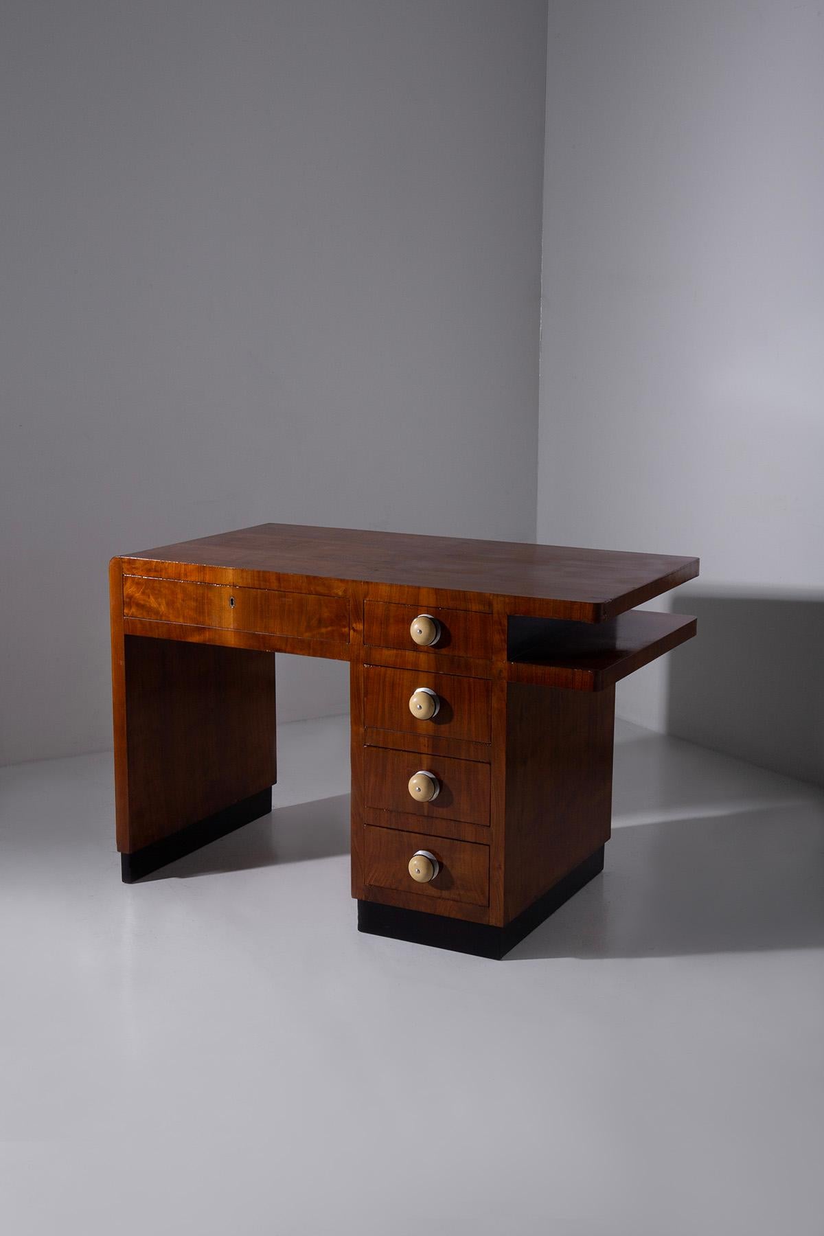 Hier ist ein Schreibtisch von zeitloser Eleganz, eine exquisite Kreation des italienischen Rationalismus. Dieser italienische Schreibtisch wurde mit äußerster Präzision gefertigt und verbindet die Wärme des Holzes mit dem eleganten Charme des