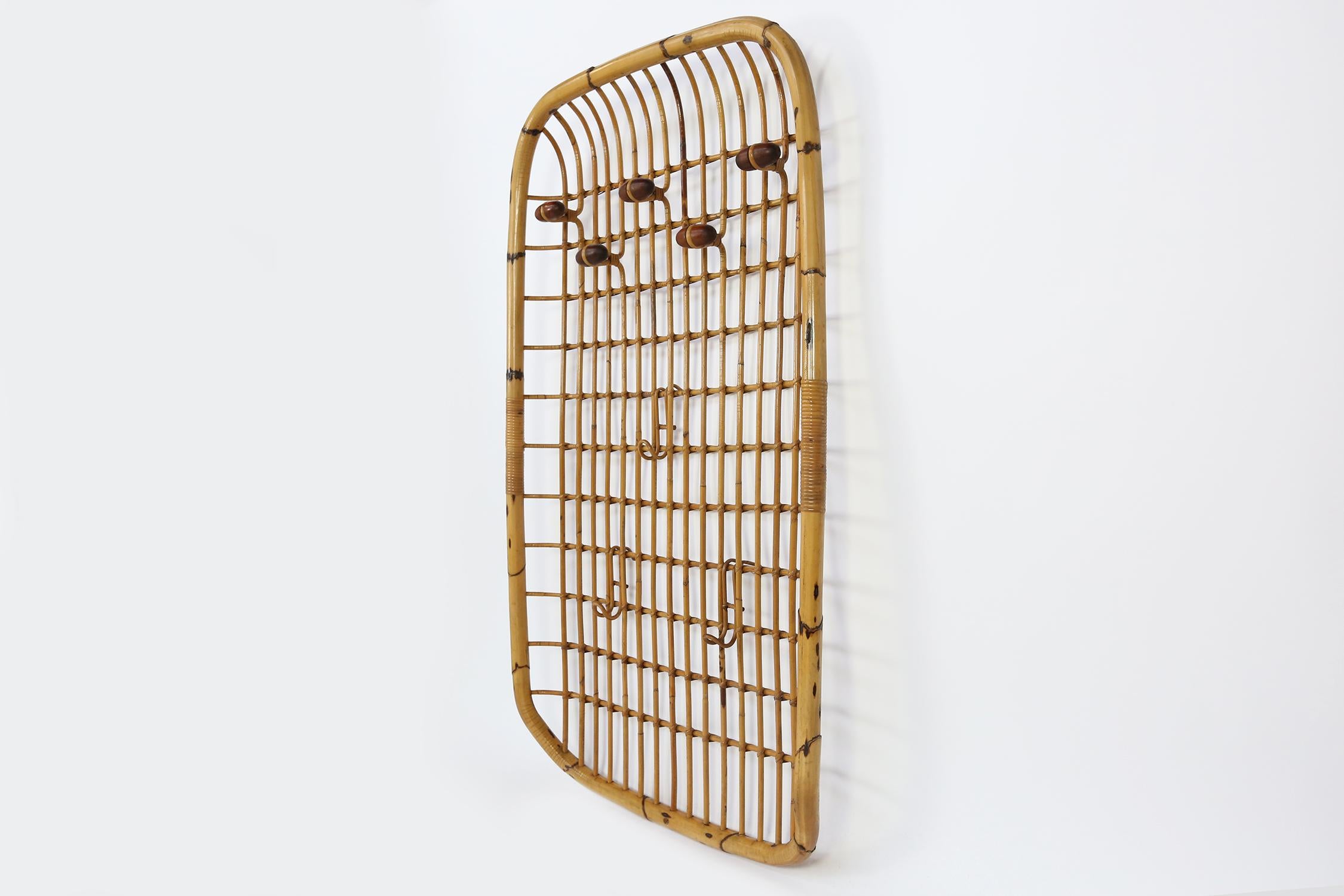 Fantastic rattan wall hanging coat rack by Olaf von Bohr.
Five horizontal wooden hooks with 3 interlocking rattan hooks that can moved where needed.
Great shape and patina.