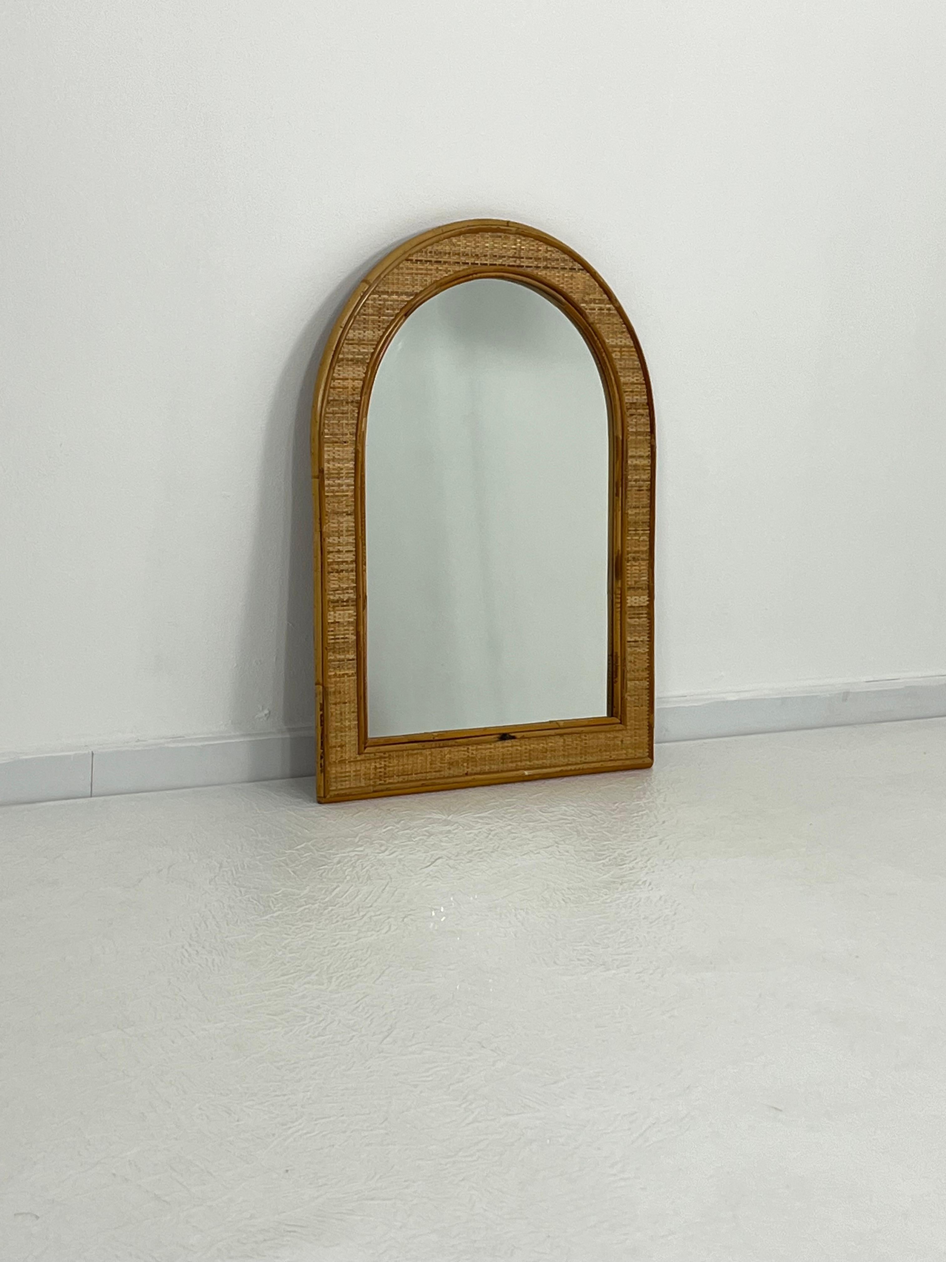 Specchio da parete italiano in rattan e bambù, anni '80 in vendita 1