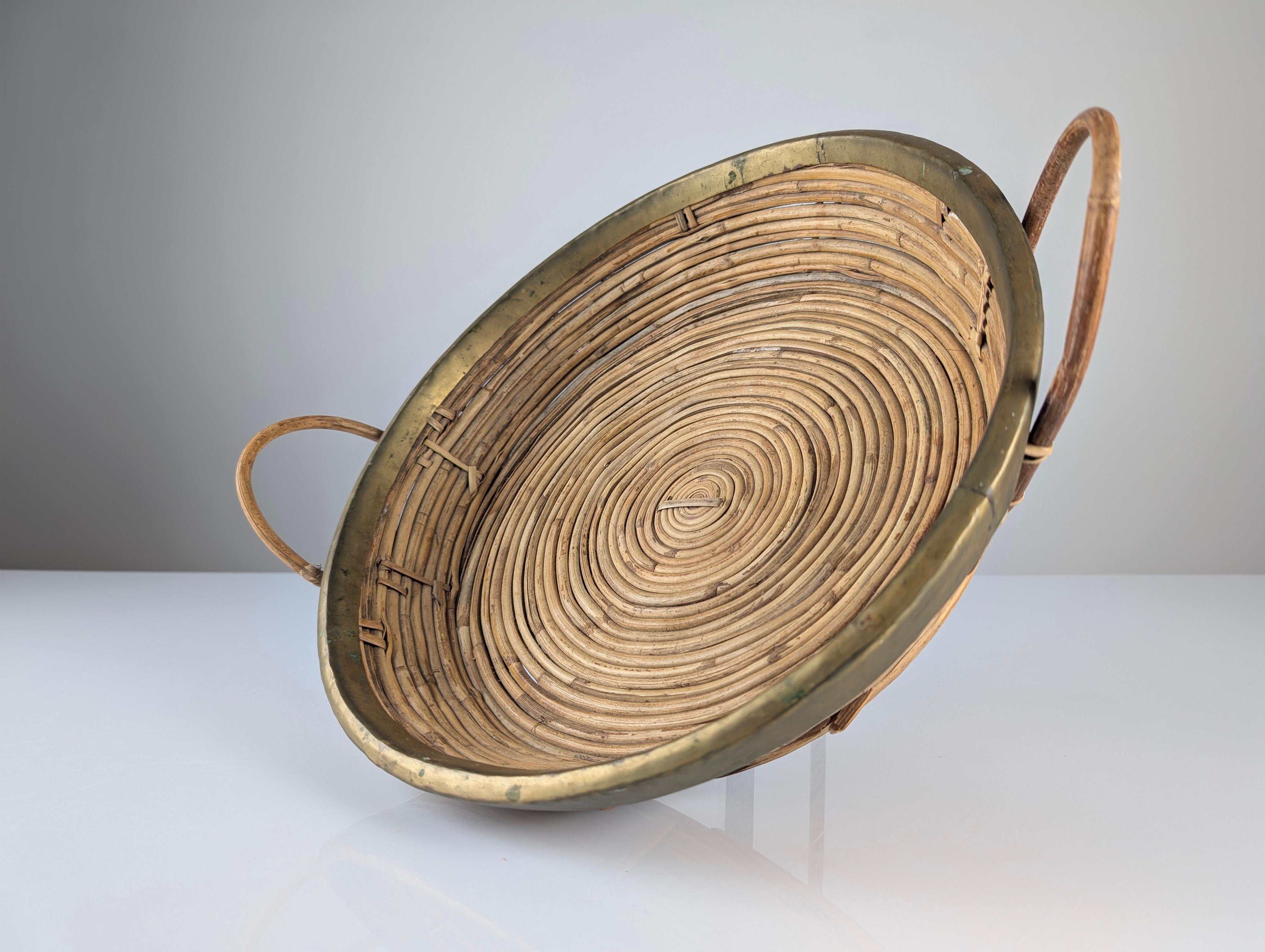 Italian Rattan and Brass Centerpiece Basket with Handles 1970s In Good Condition For Sale In Benalmadena, ES