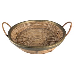 Panier de centre de table italien en rotin et laiton avec poignées 1970