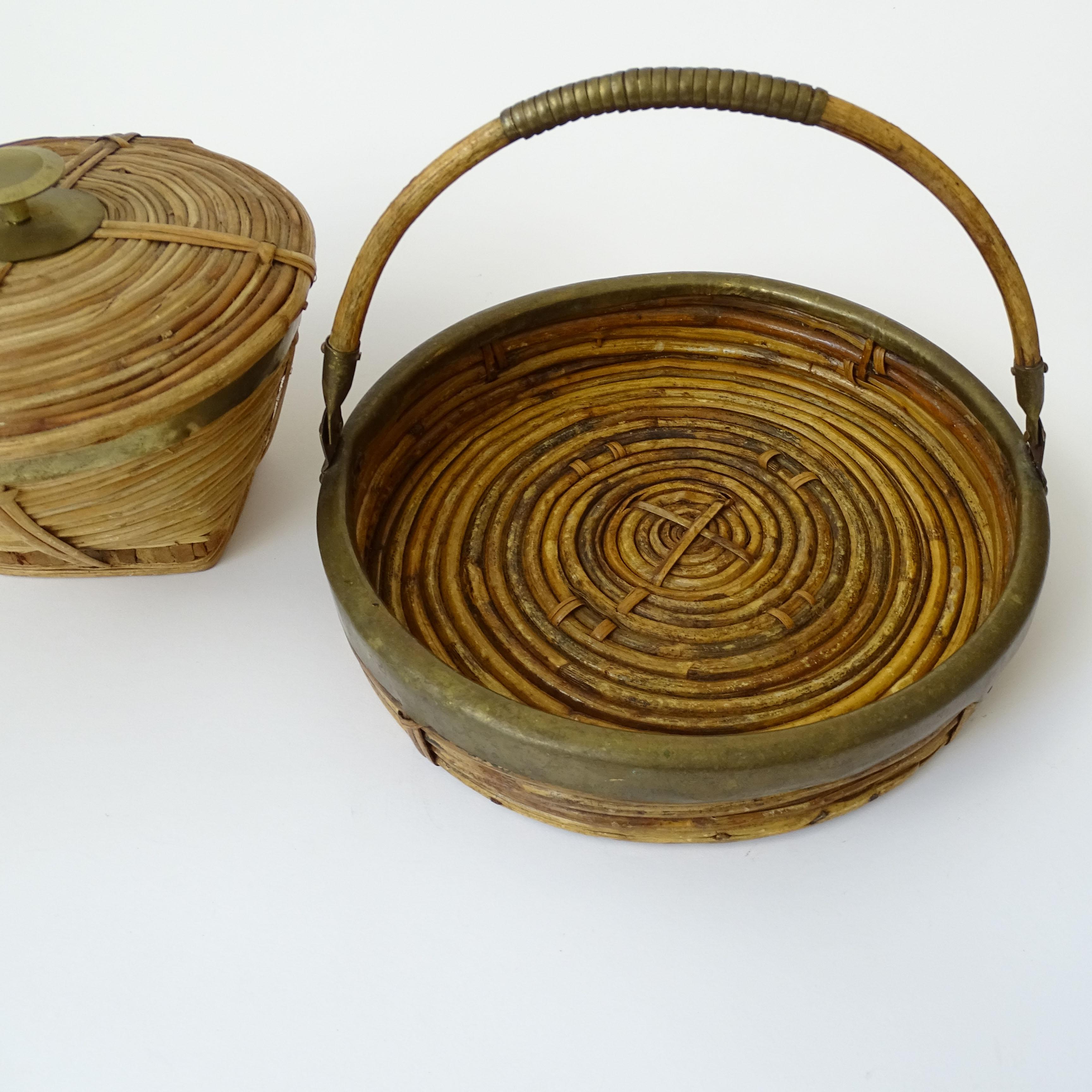 Scatola e vassoio in stile Crespi in rattan e ottone, Italia, anni '70 In condizioni buone in vendita a Milan, IT