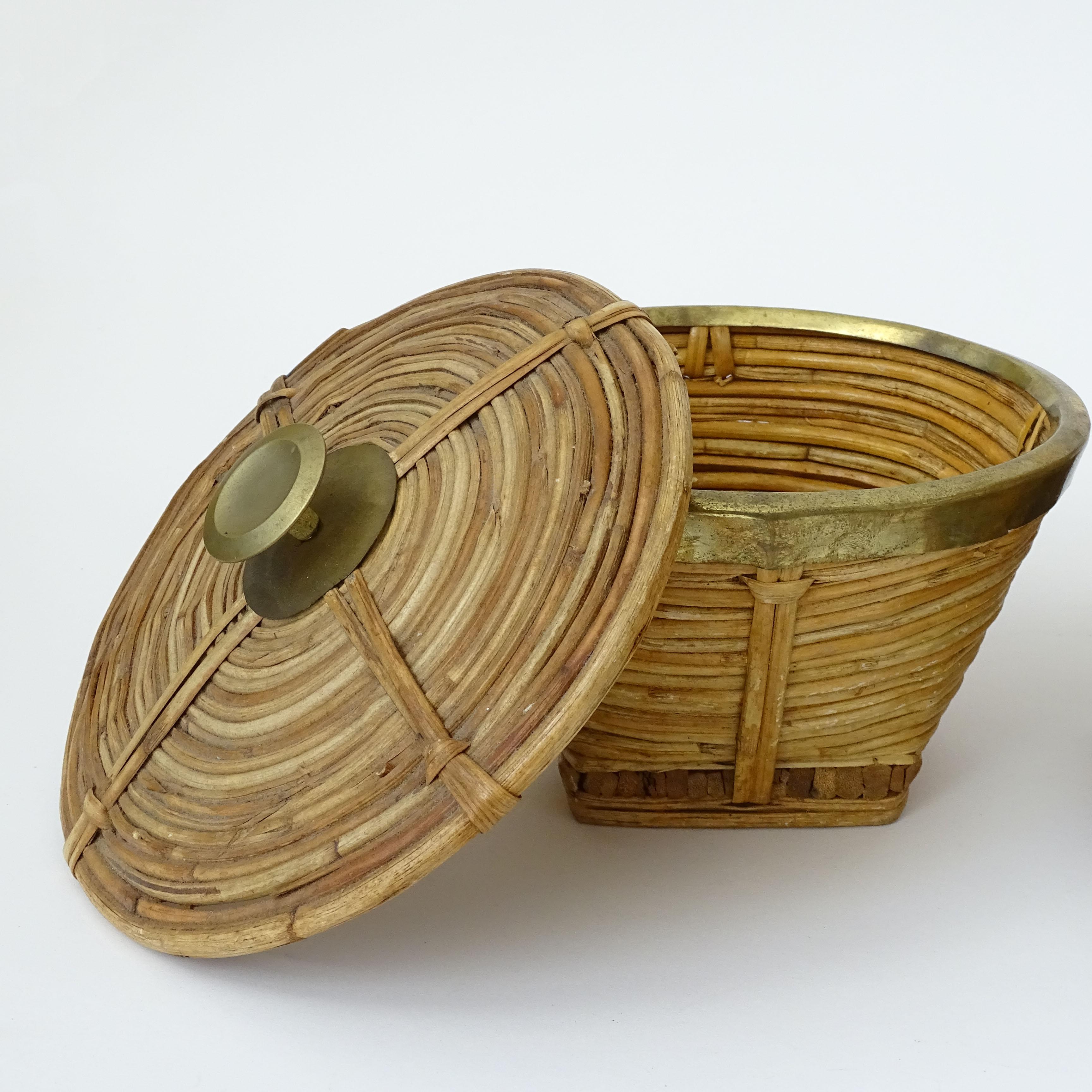 Fine XX secolo Scatola e vassoio in stile Crespi in rattan e ottone, Italia, anni '70 in vendita