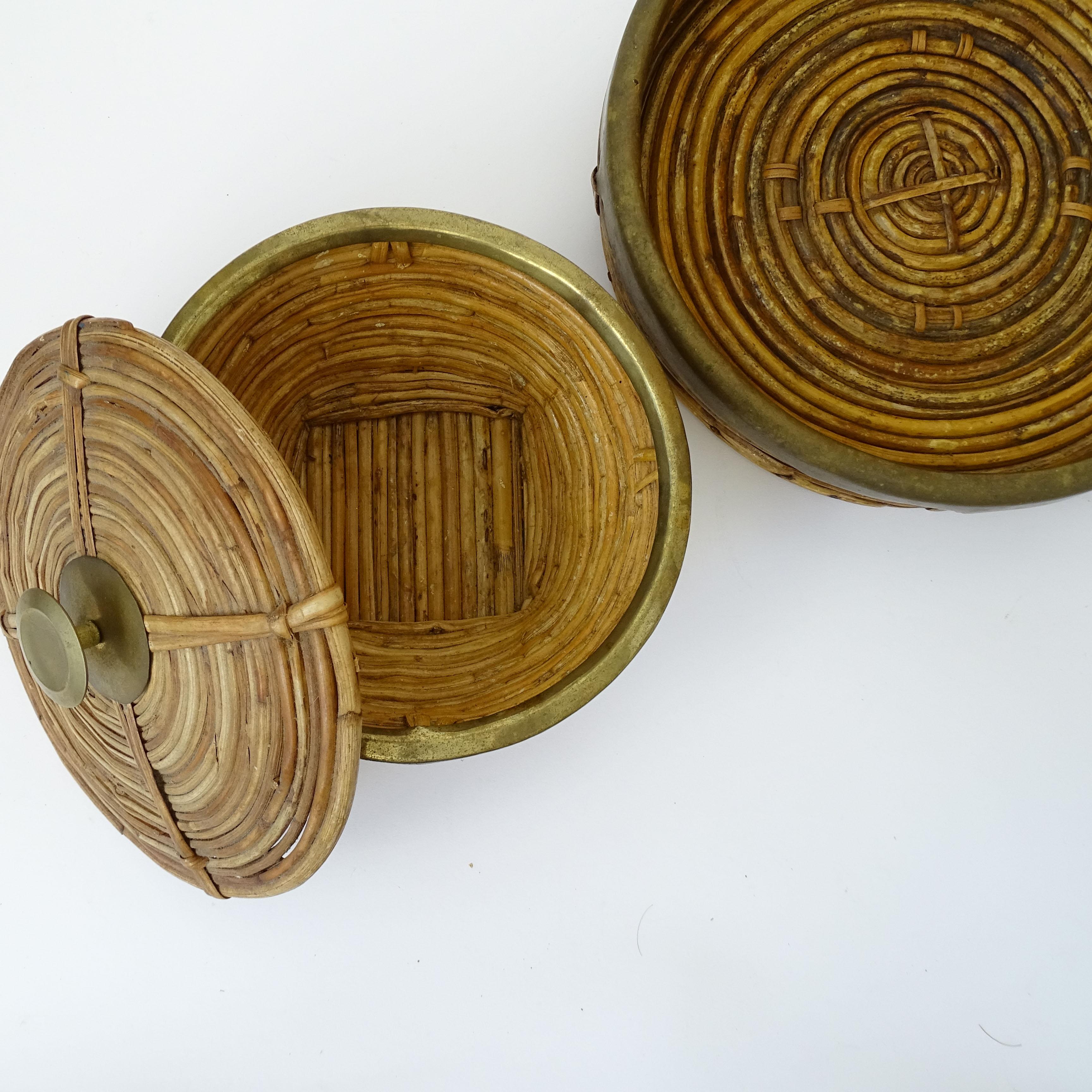 Scatola e vassoio in stile Crespi in rattan e ottone, Italia, anni '70 in vendita 1