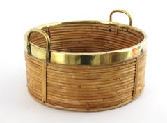 Cesta redonda con asas para centro de mesa, de ratán italiano y latón, c. 1970