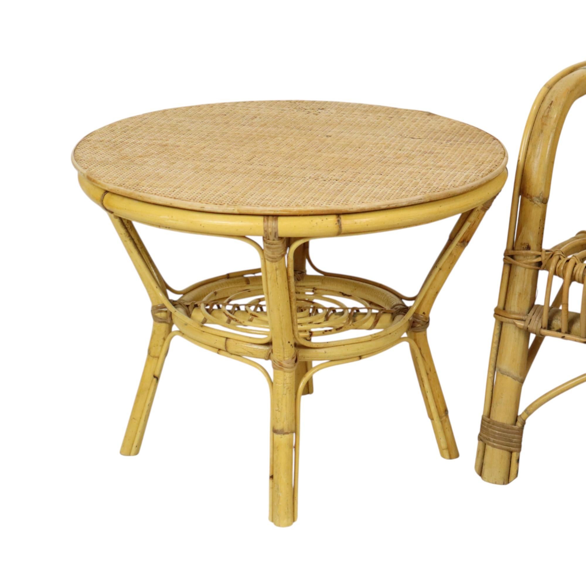 Beautiful Italian rattan chair, armchair, model called the 'French Riviera', with a matching round rattan side table, boho style from the 1950s.

This Italian chair has a beautiful and timeless design, flowing lines, beautiful proportions, and a