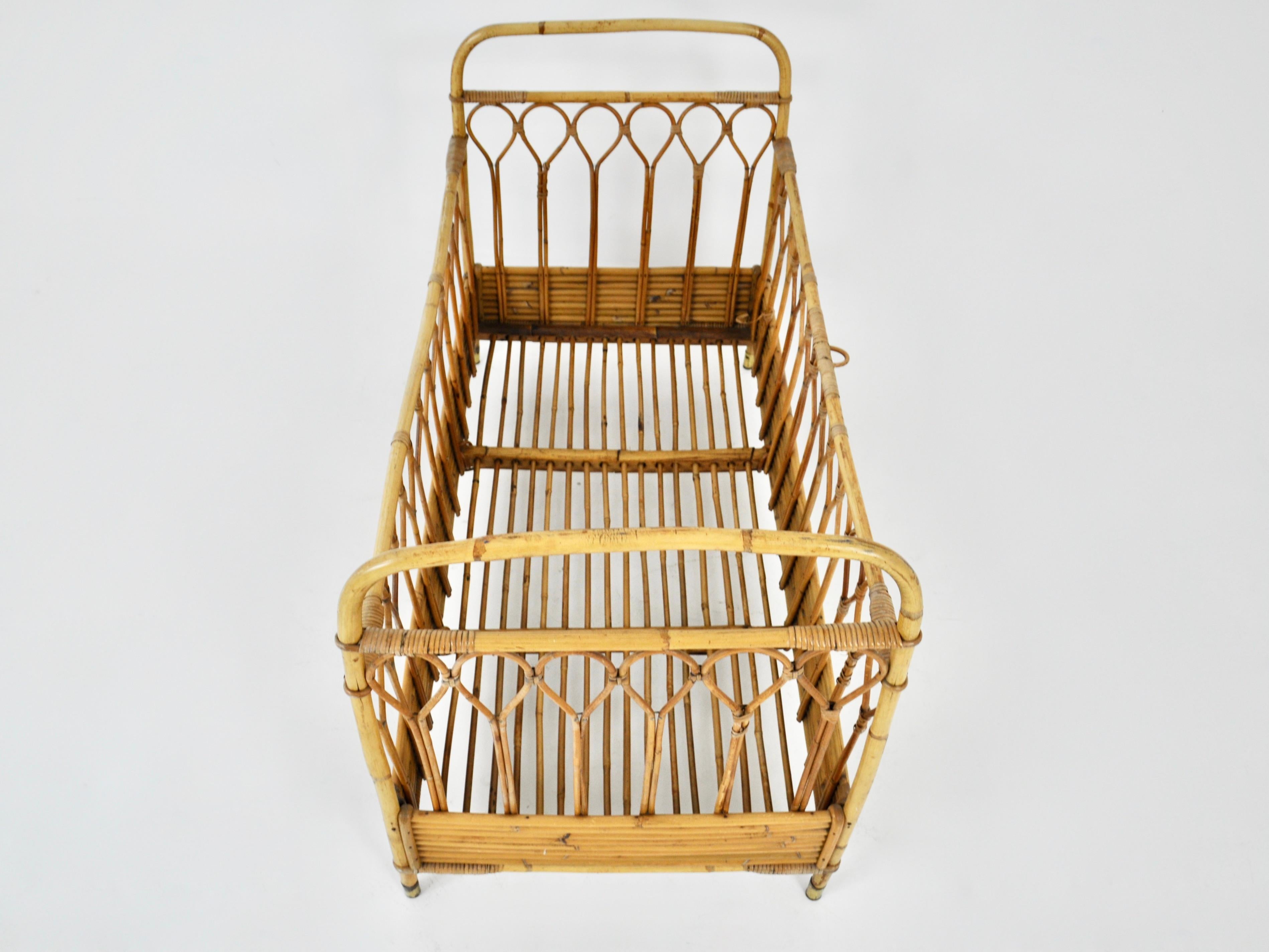 Italienisches Rattan-Babybett, 1960er-Jahre (Moderne der Mitte des Jahrhunderts) im Angebot