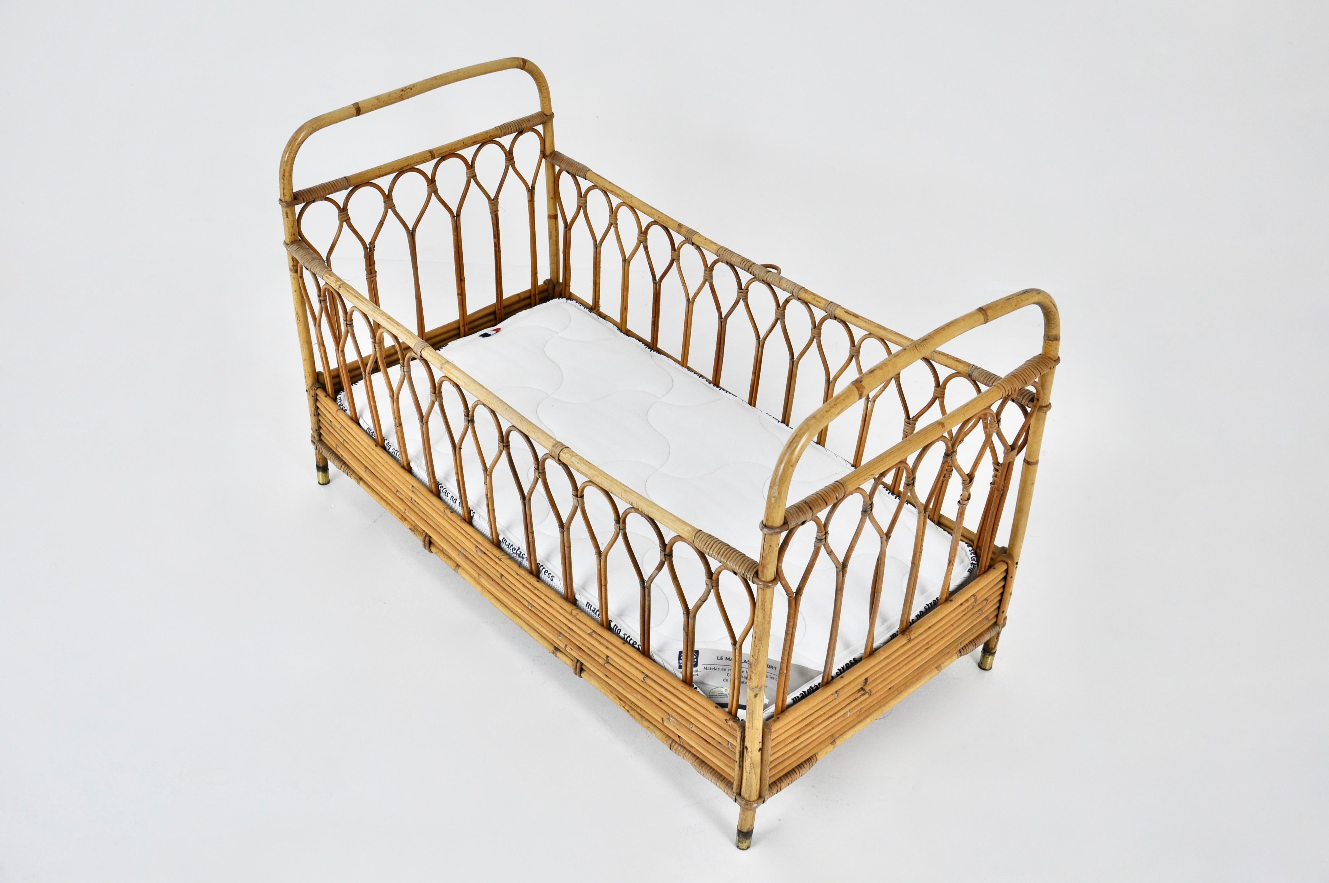 Mid-20th Century Italian rattan baby bed, 1960s For Sale