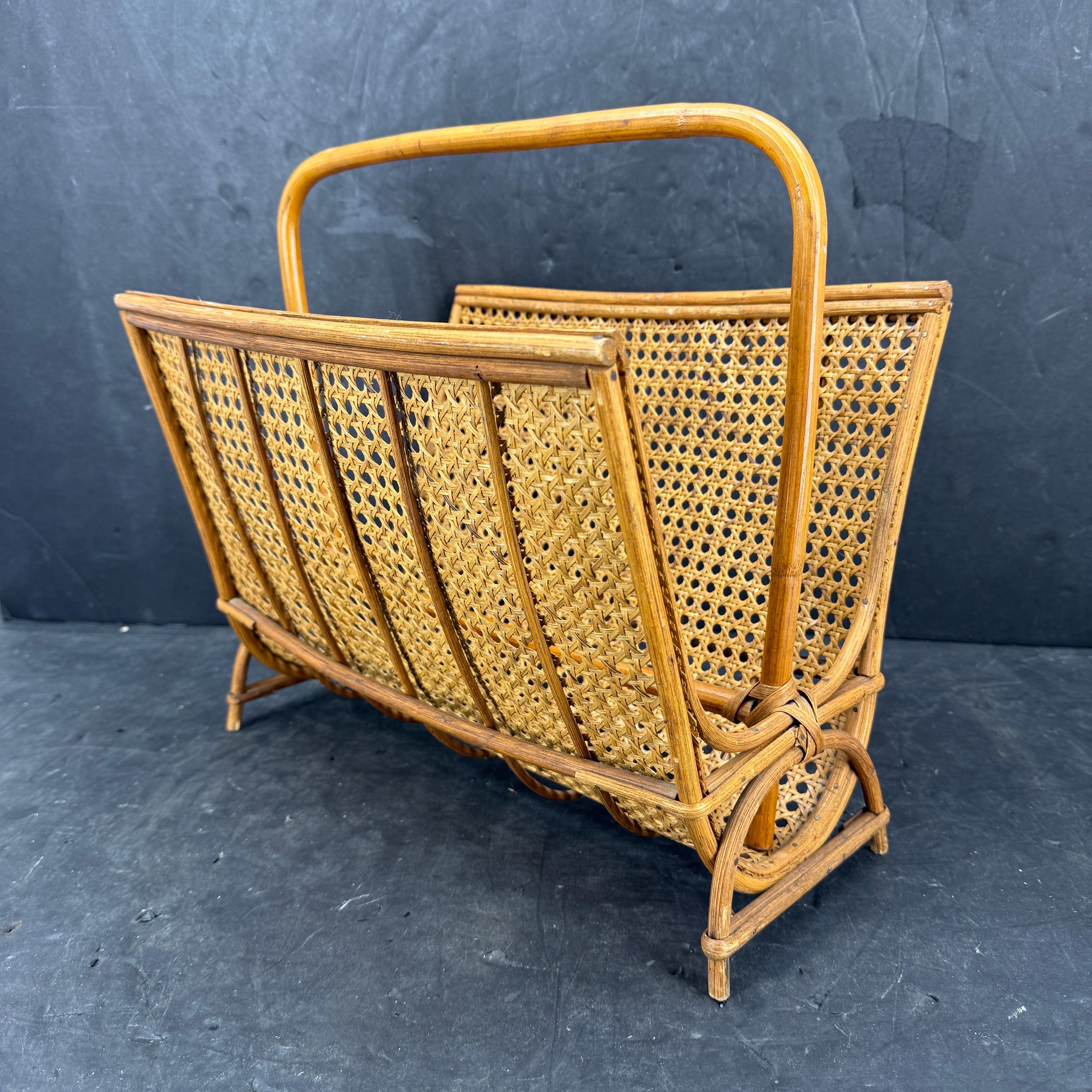 Revistero italiano de caña de bambú y ratán, mediados de los años 60 en venta 2