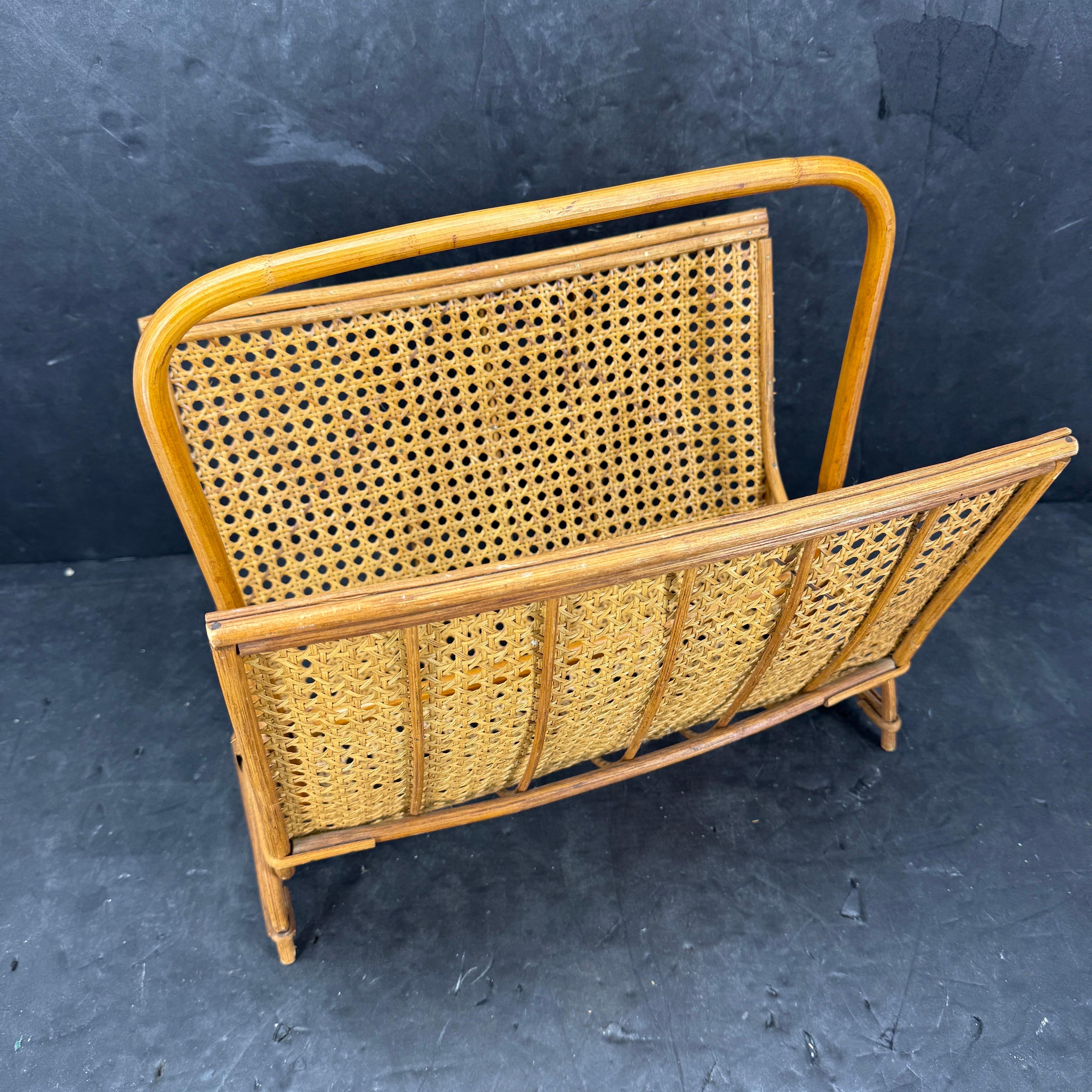 Revistero italiano de caña de bambú y ratán, mediados de los años 60 en venta 3