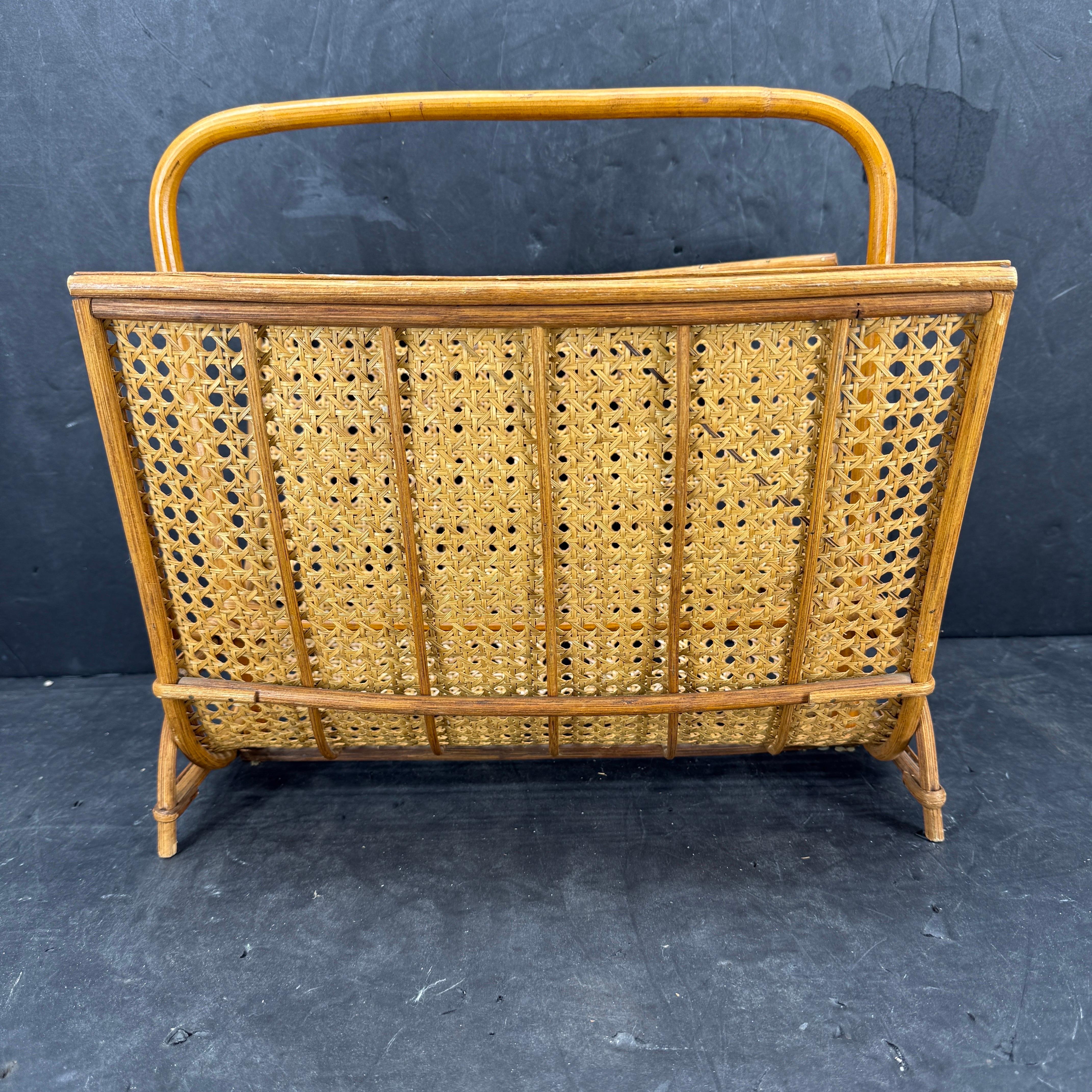 Revistero italiano de caña de bambú y ratán, mediados de los años 60 en venta 4