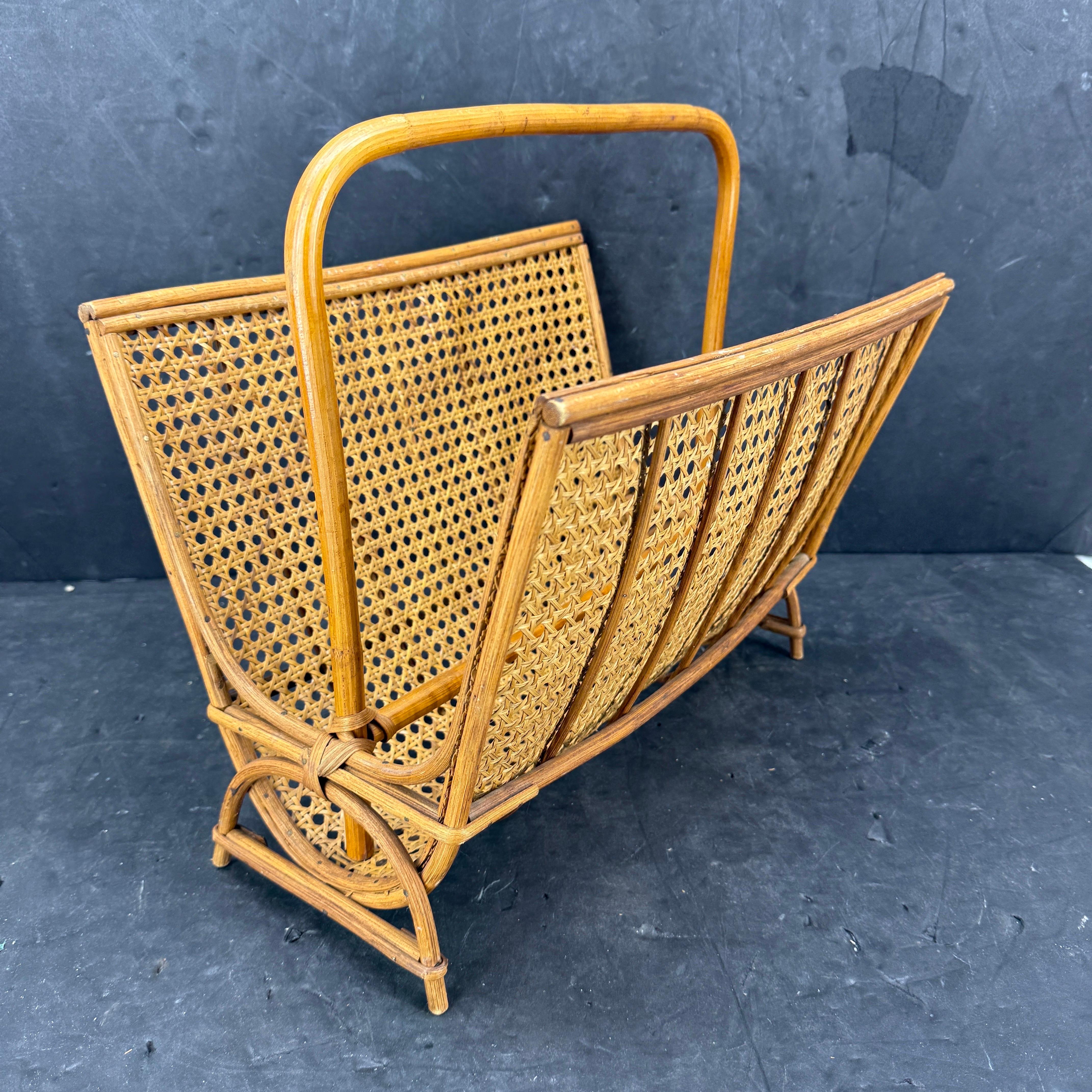 Revistero italiano de caña de bambú y ratán, mediados de los años 60 en venta 5