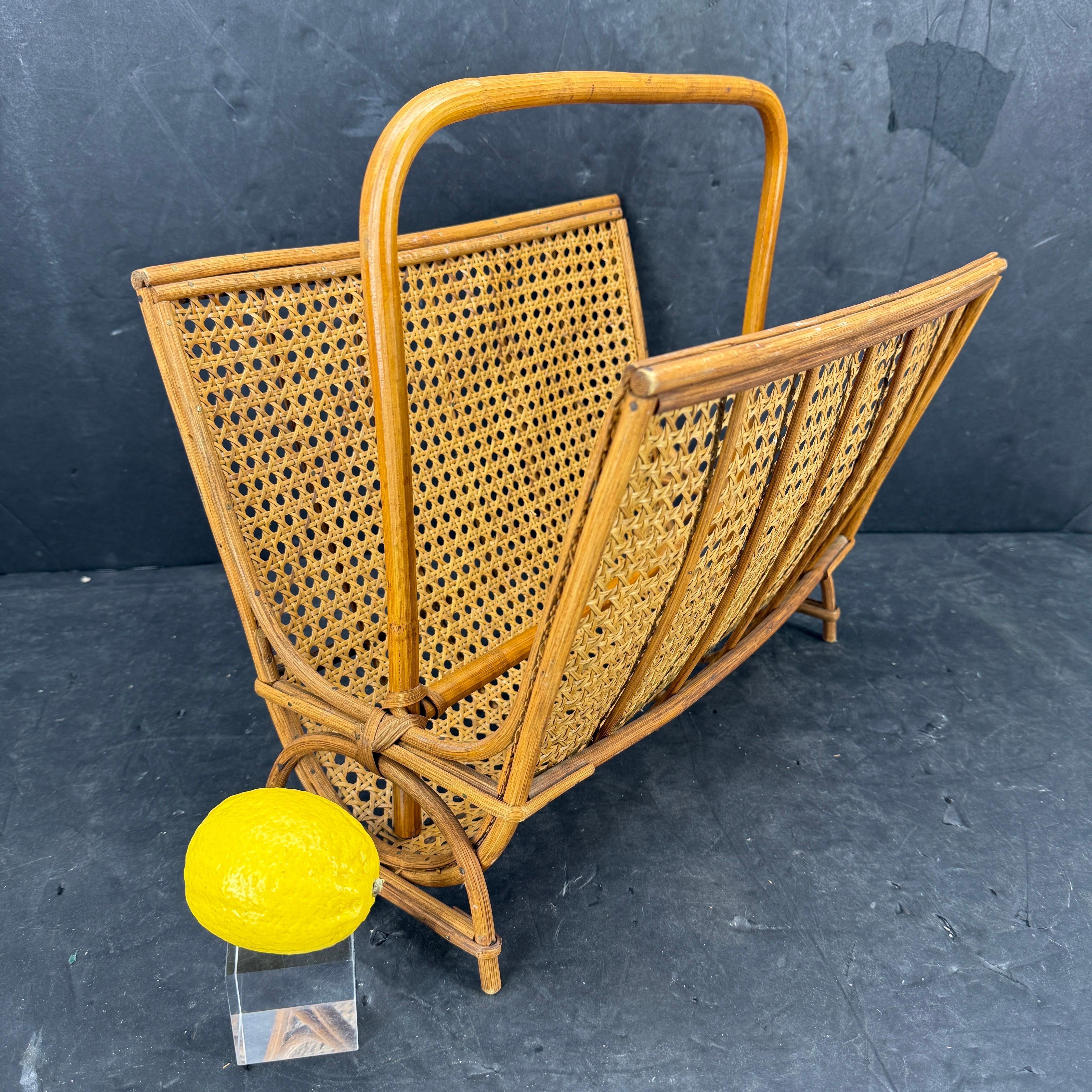 Revistero italiano de caña de bambú y ratán, mediados de los años 60 en venta 9