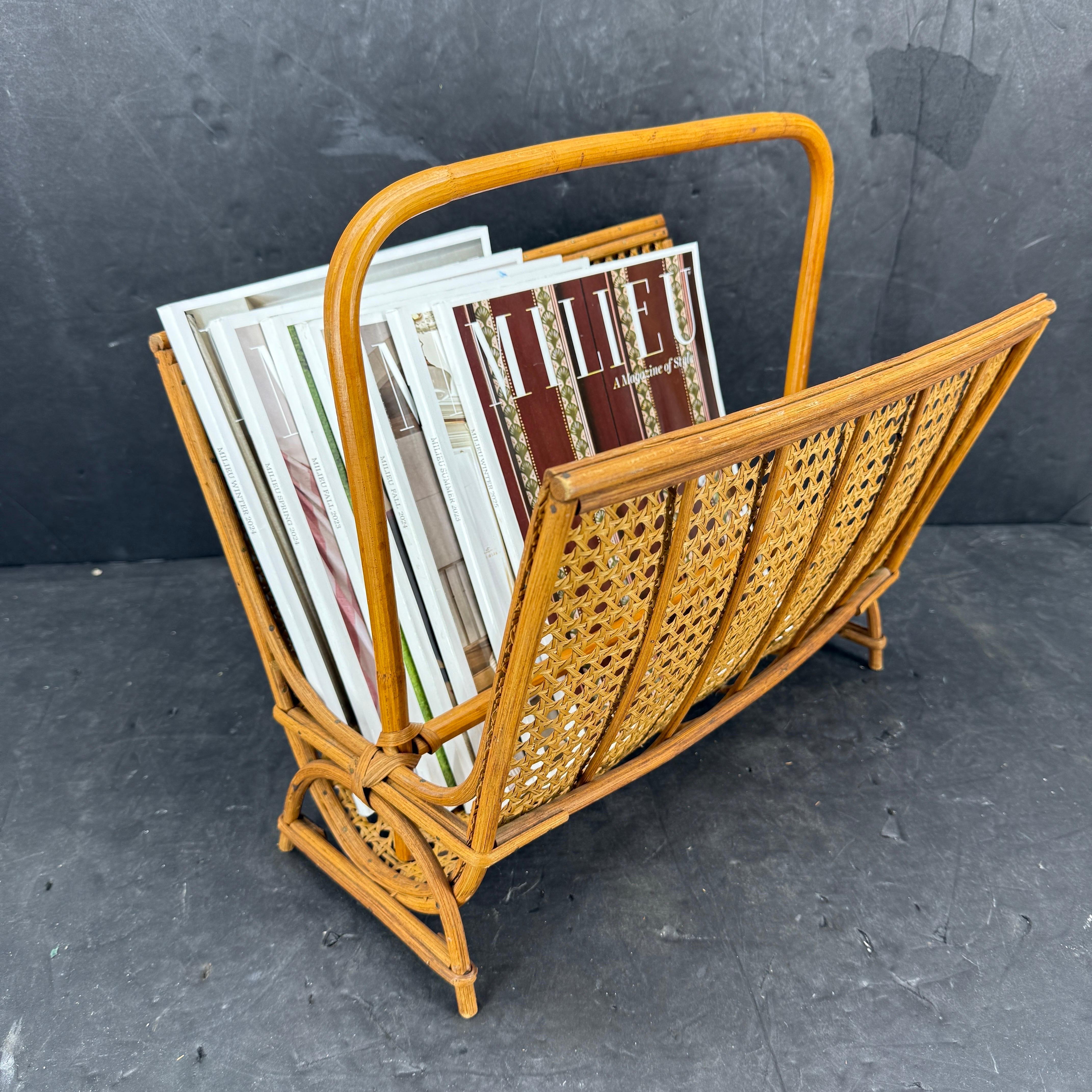 Revistero clásico y robusto de bambú grueso, ratán y caña procedente de la Italia de los años 50-60. Hecho a mano flexionando gruesas cañas de bambú y ratán. Este revistero vintage servirá para guardar muchas revistas y libros en cualquier hogar