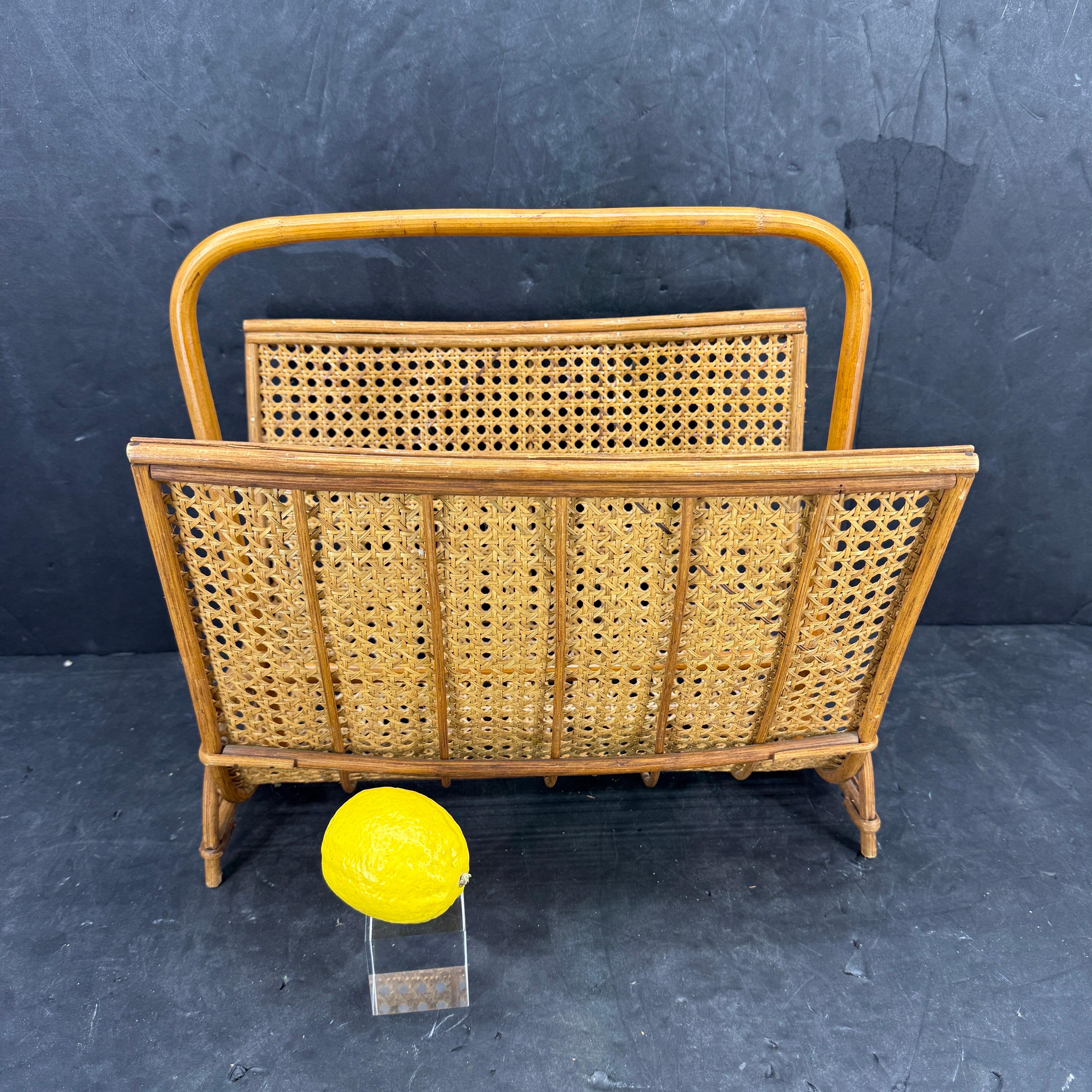 Revistero italiano de caña de bambú y ratán, mediados de los años 60 Moderno de mediados de siglo en venta