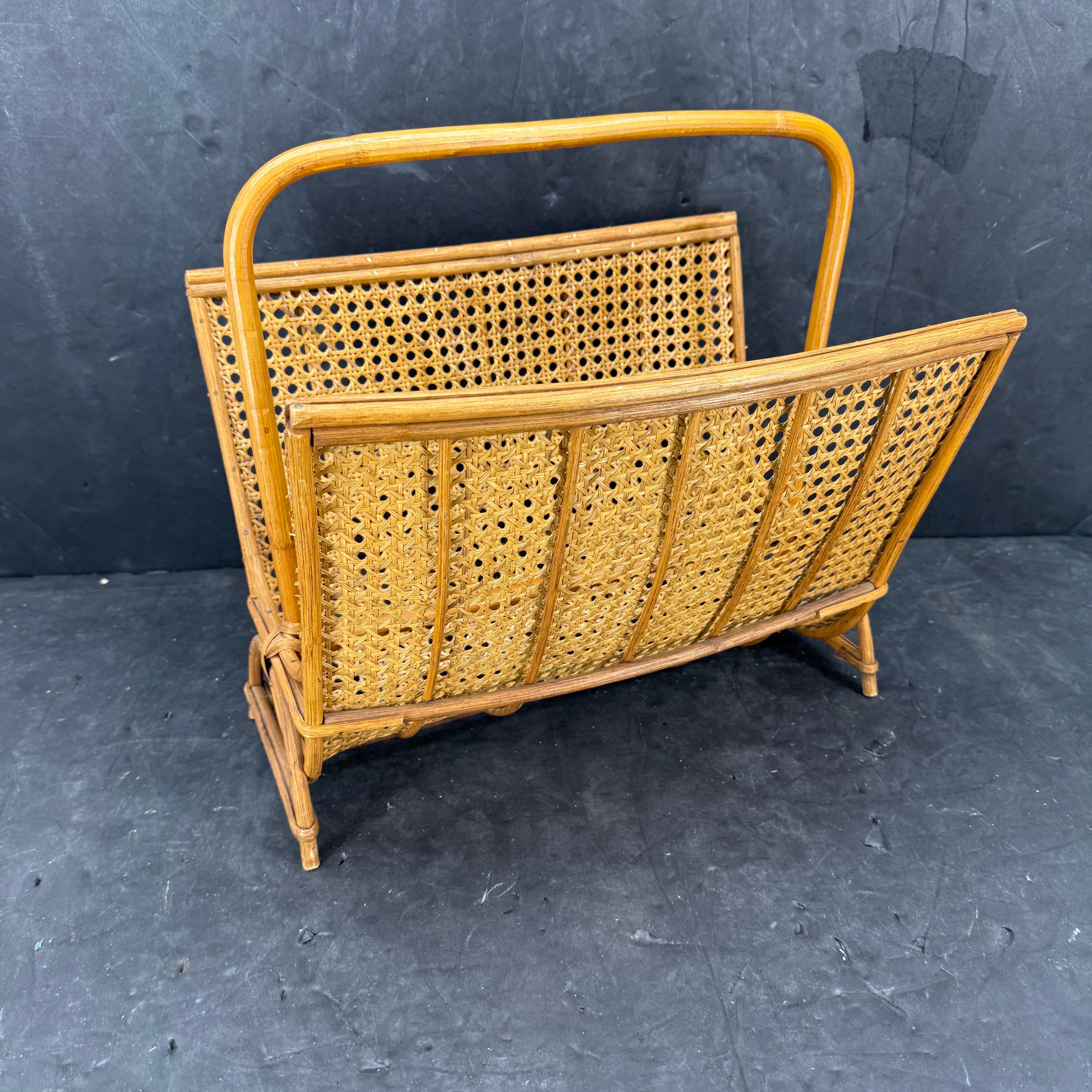 Revistero italiano de caña de bambú y ratán, mediados de los años 60 Hecho a mano en venta