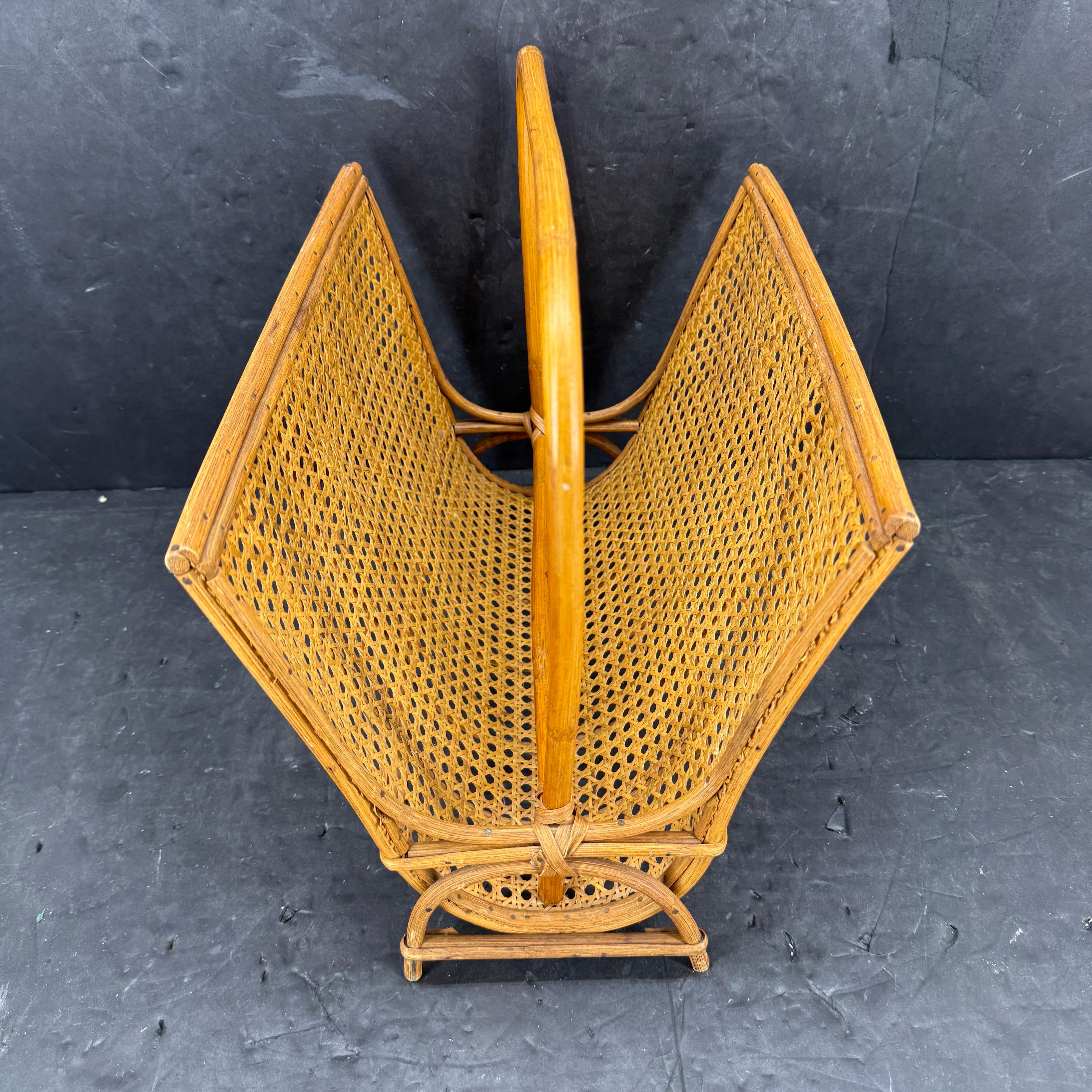 Revistero italiano de caña de bambú y ratán, mediados de los años 60 siglo XX en venta