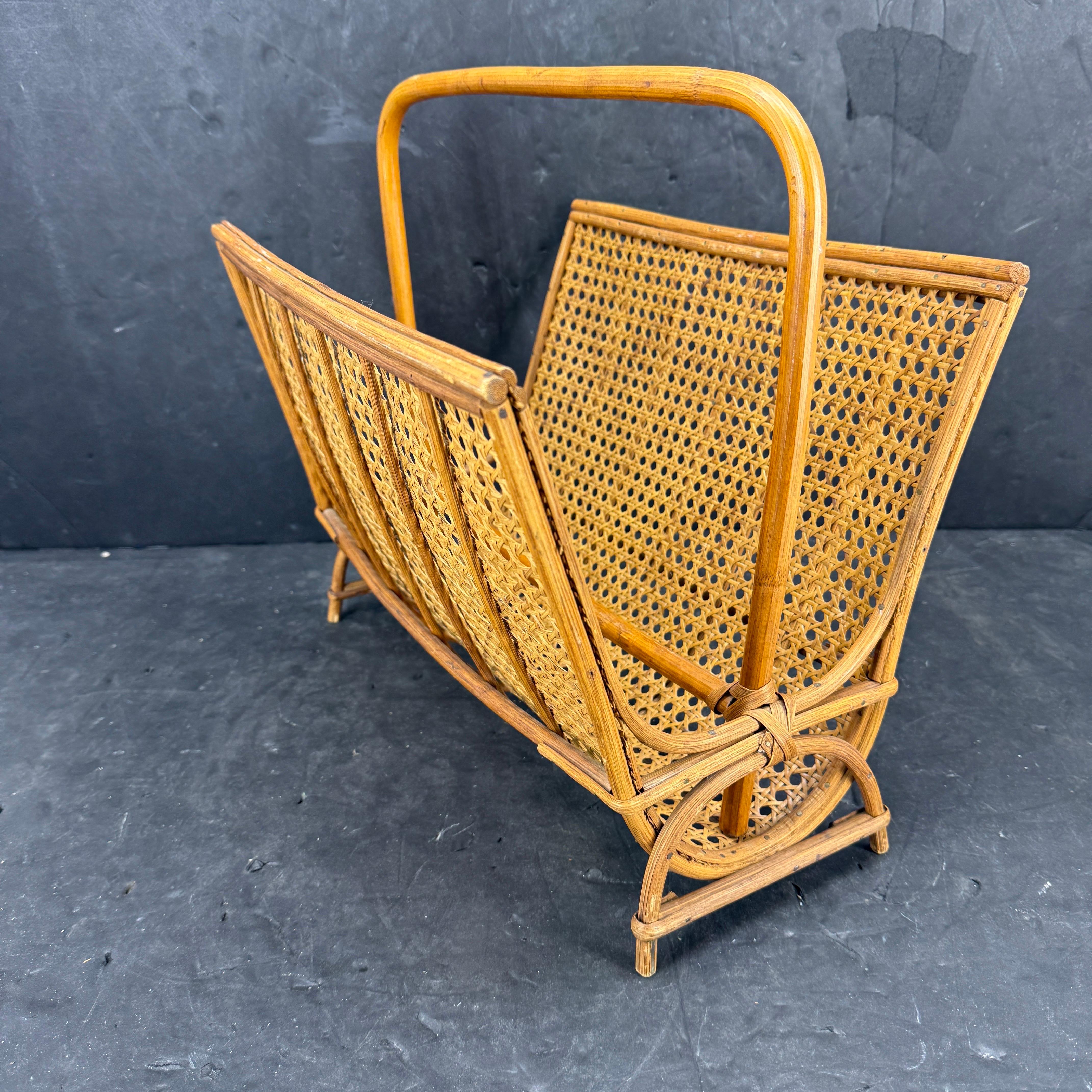 Revistero italiano de caña de bambú y ratán, mediados de los años 60 Bambú en venta