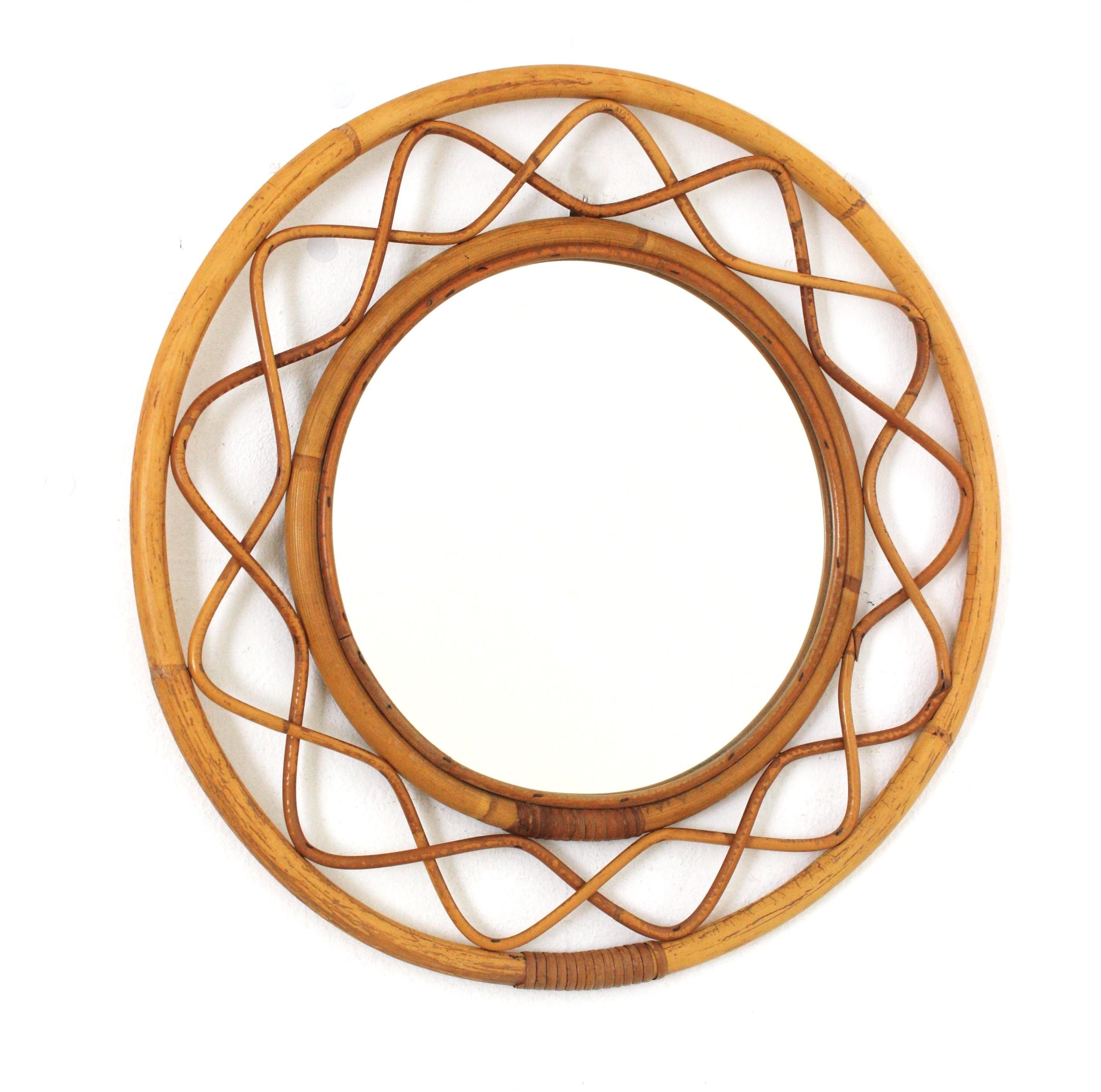 Specchi rotondi moderni francesi, bambù, rattan. Italia, anni '60
Questo specchio da parete presenta due cornici concentriche in bambù con un motivo ondulato in rattan intrinseco tra di esse. Nello stile degli am designs di Franco Albini.
Questo