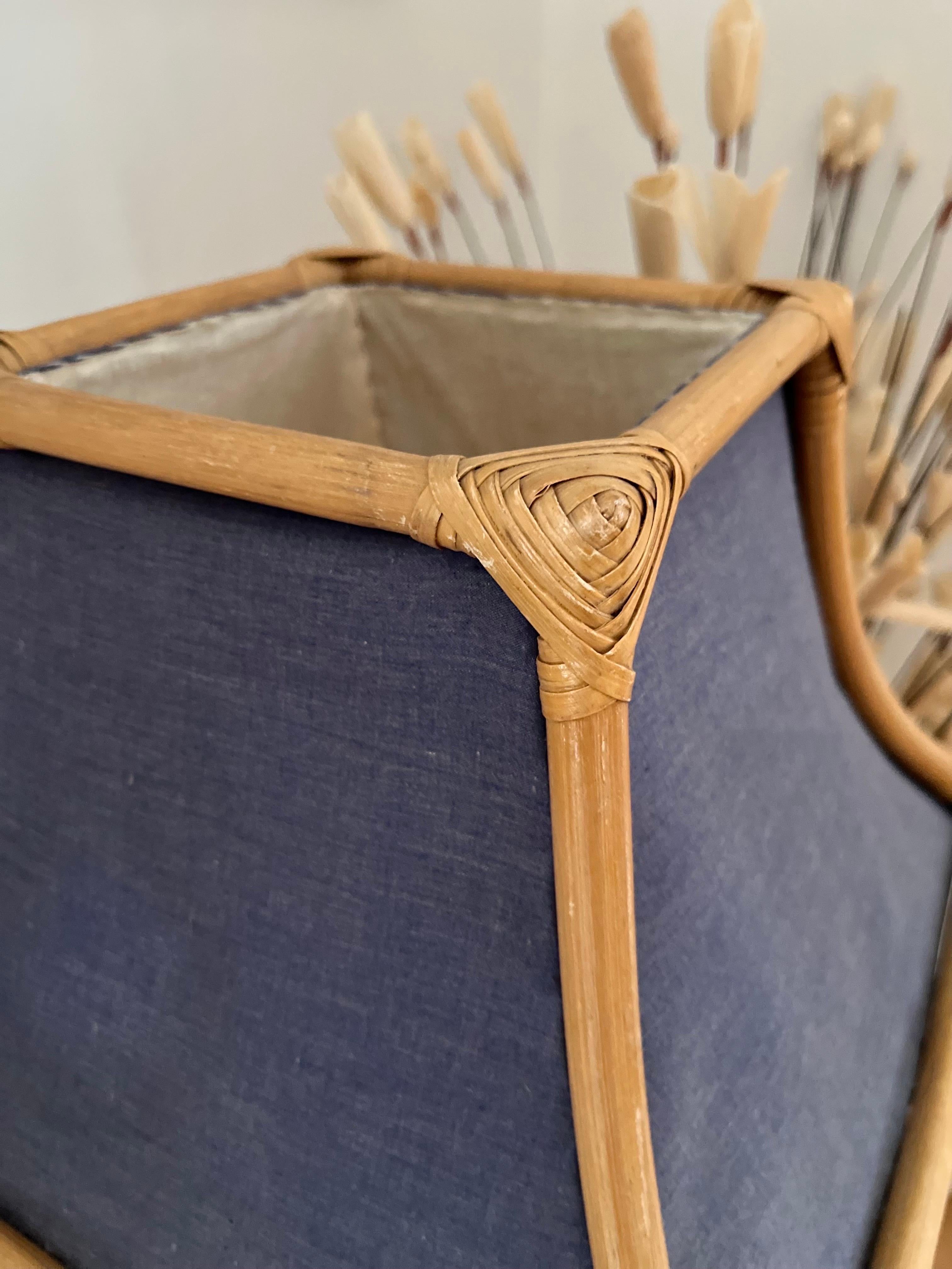 Lámpara de mesa italiana de ratán/bambú con pantalla textil cosida a mano Años 60 en venta 3