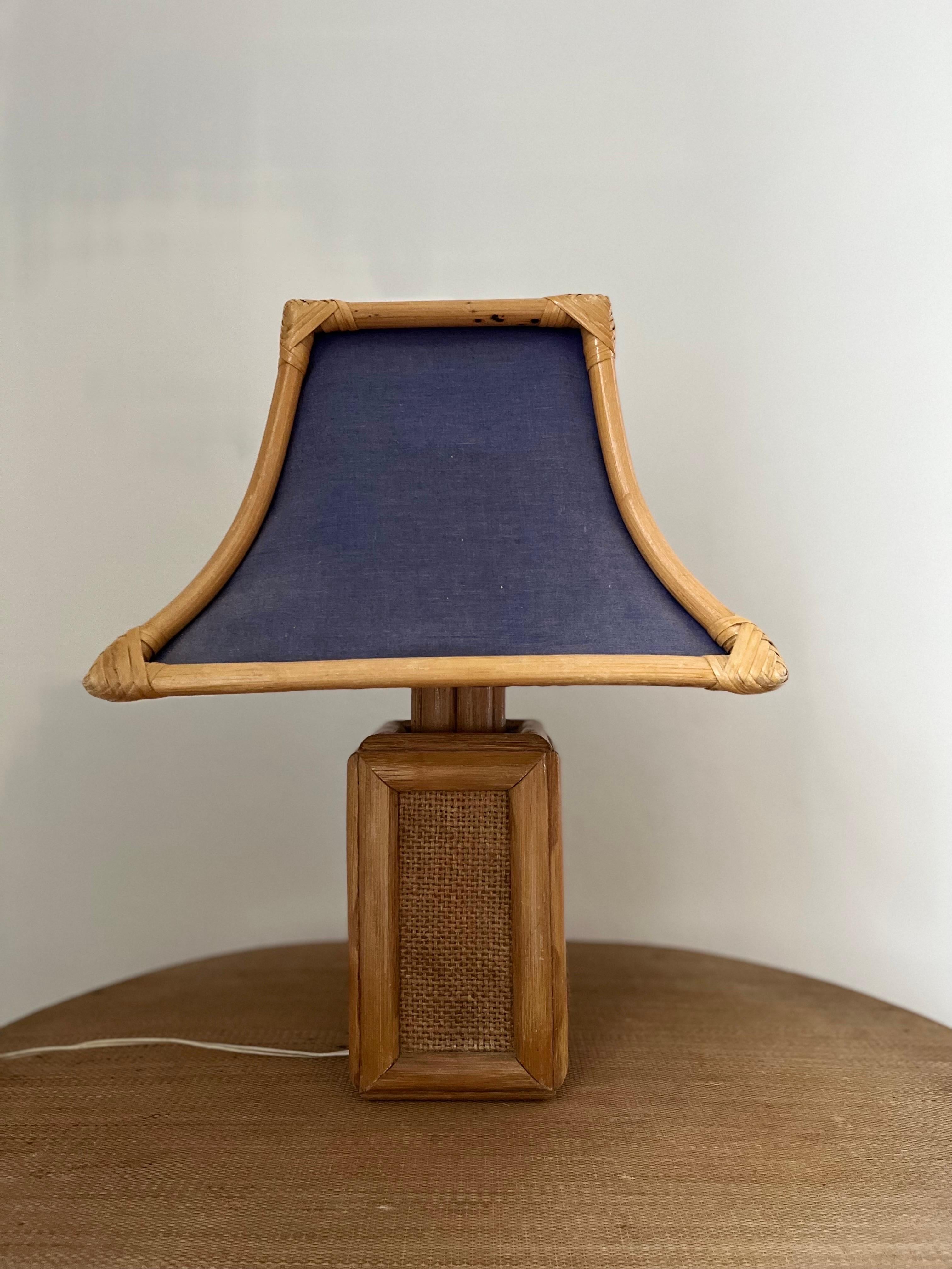 Lámpara de mesa italiana de ratán/bambú con pantalla textil cosida a mano Años 60 en venta 4