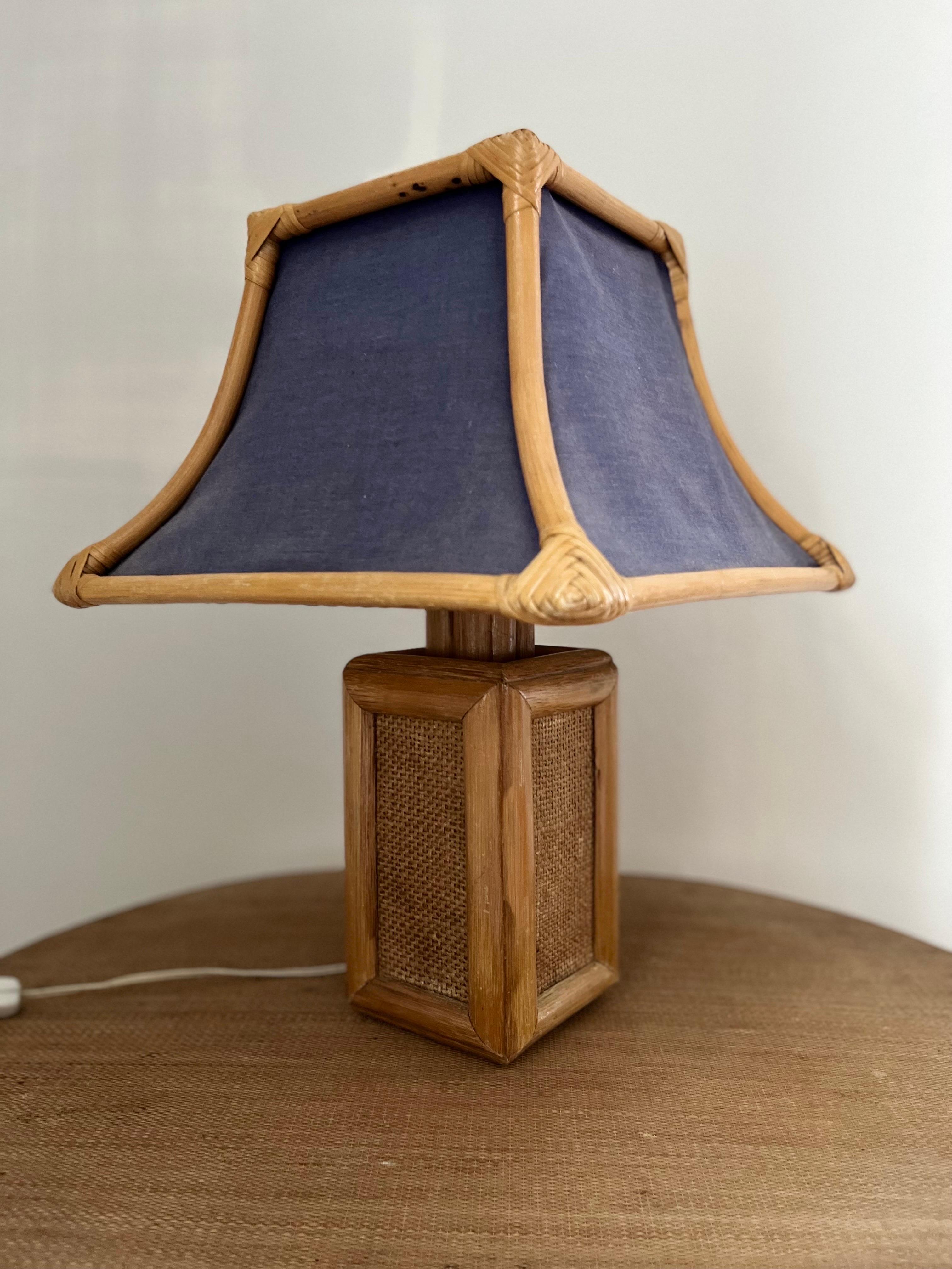 Lámpara de mesa italiana de ratán/bambú con pantalla textil cosida a mano Años 60 en venta 5