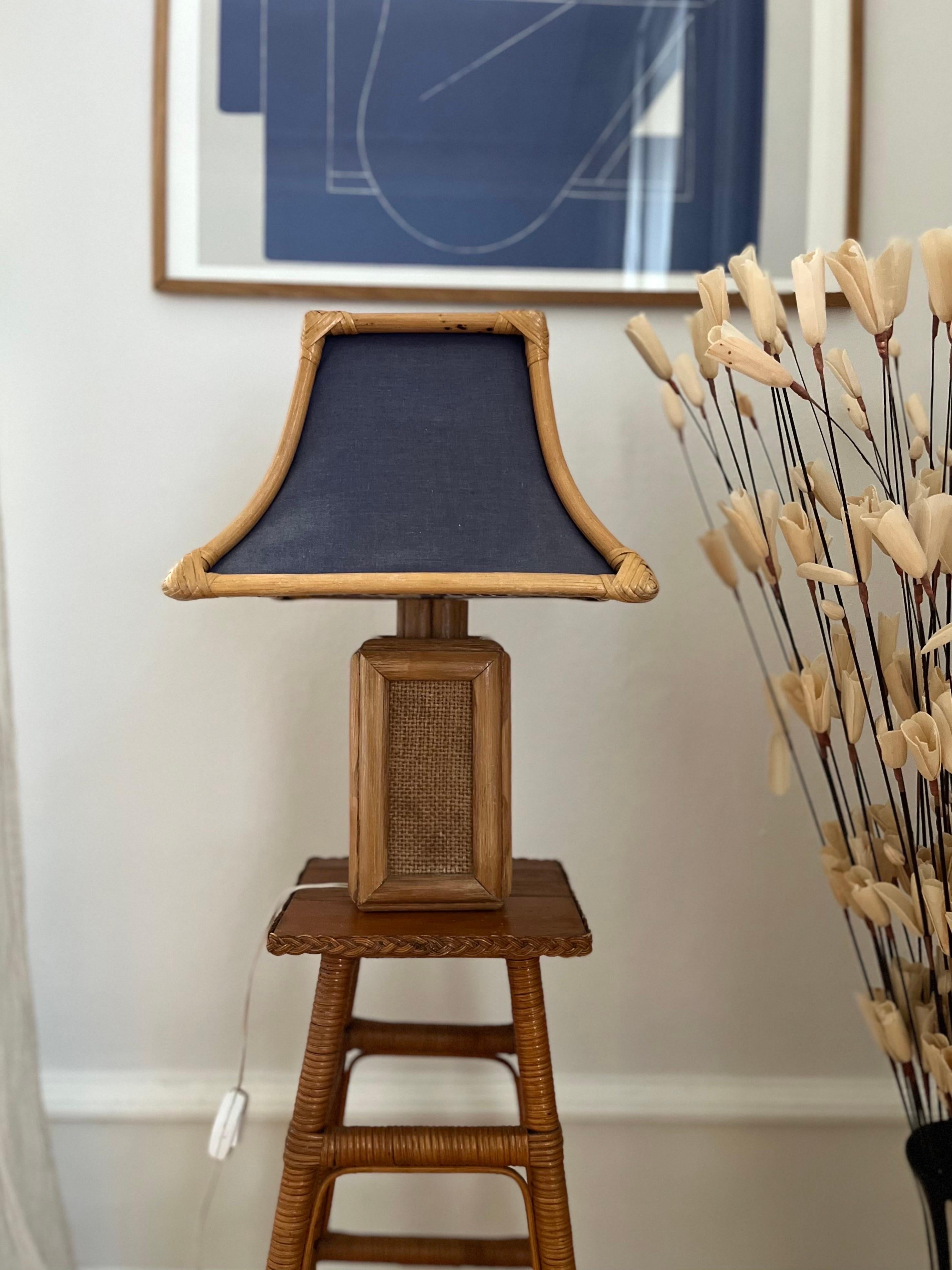 Lámpara de mesa italiana de ratán/bambú con pantalla textil cosida a mano Años 60 Moderno de mediados de siglo en venta