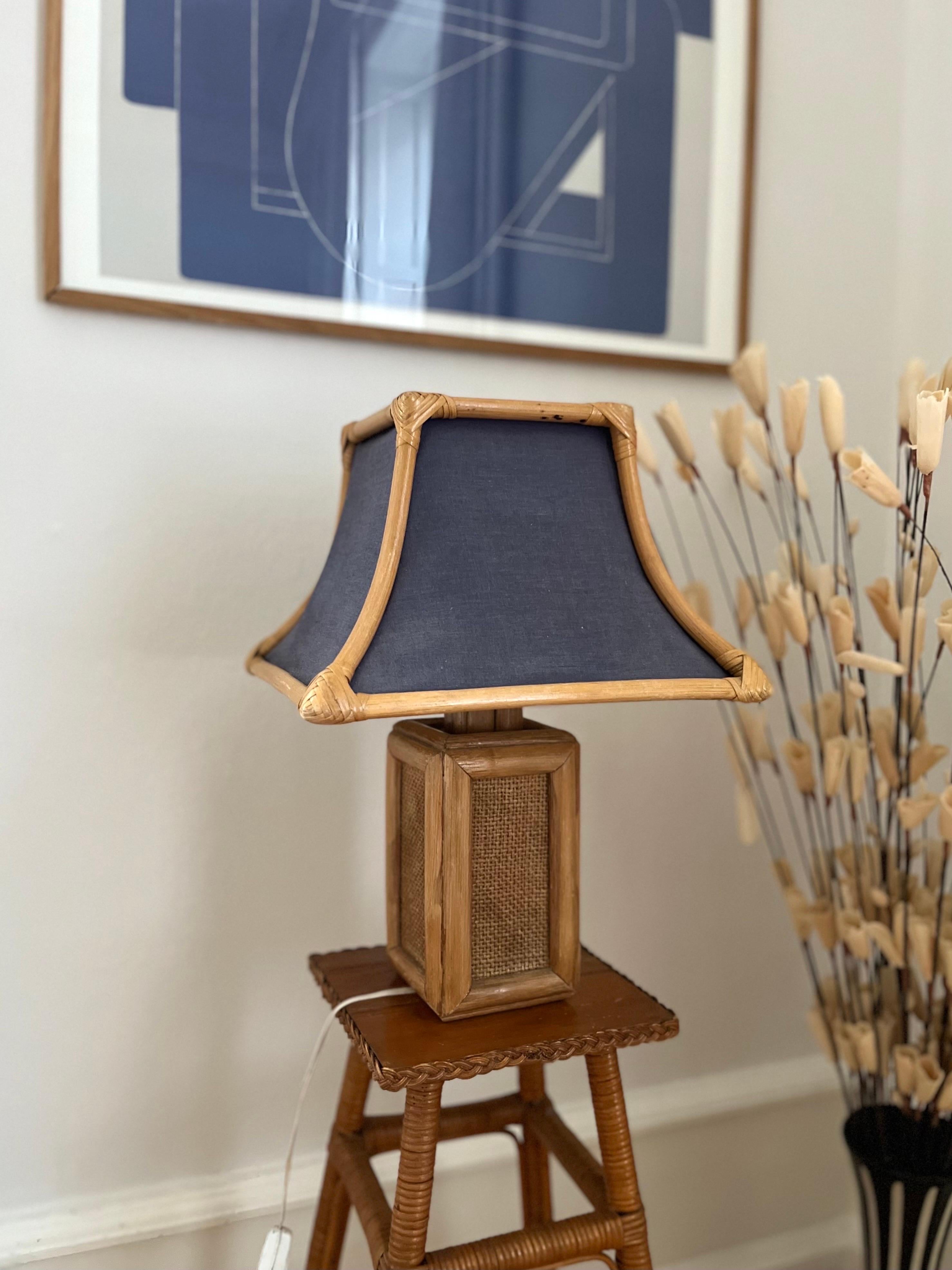 Lámpara de mesa italiana de ratán/bambú con pantalla textil cosida a mano Años 60 Italiano en venta