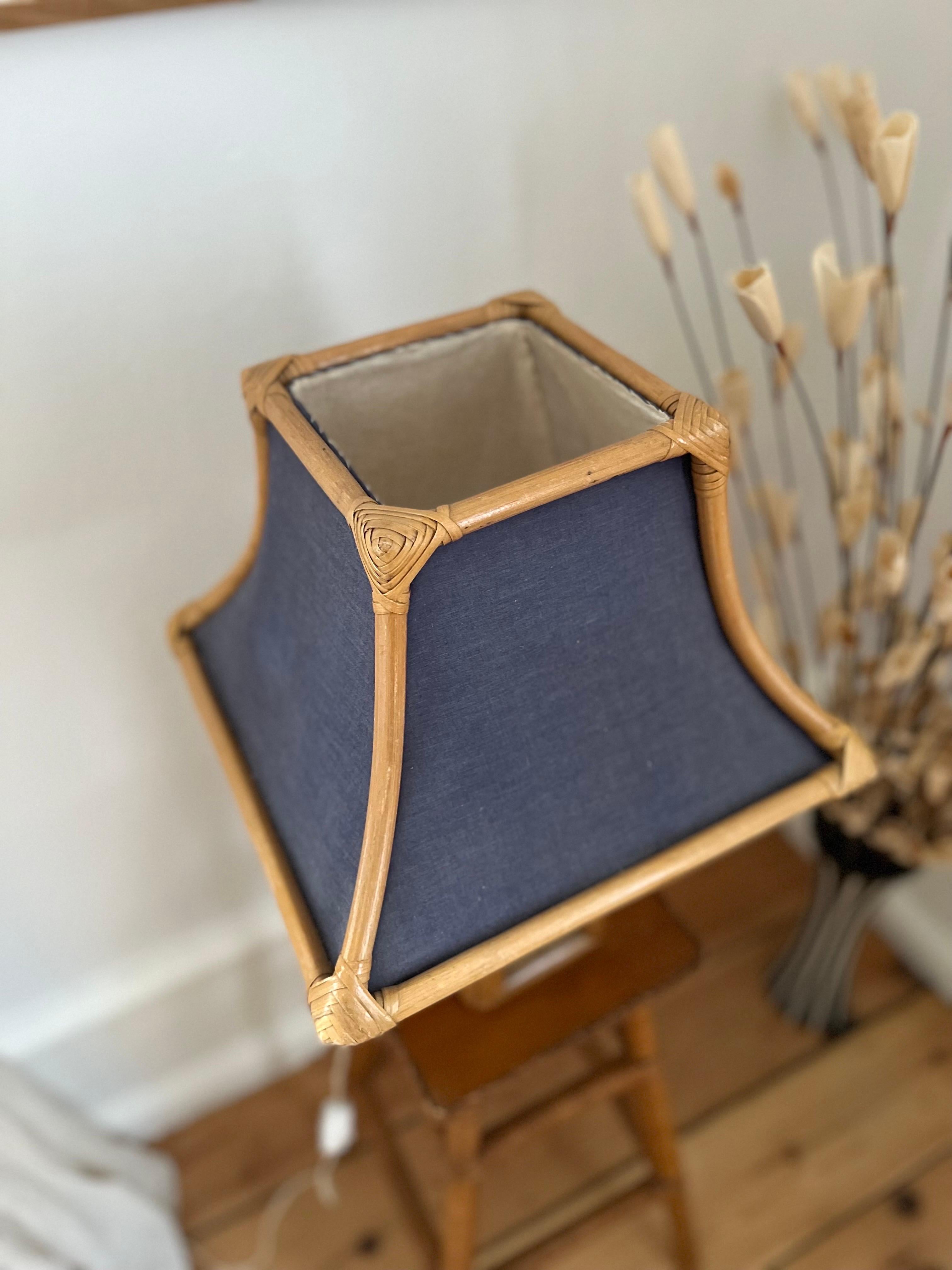 Lámpara de mesa italiana de ratán/bambú con pantalla textil cosida a mano Años 60 en Bueno estado para la venta en Frederiksberg C, DK