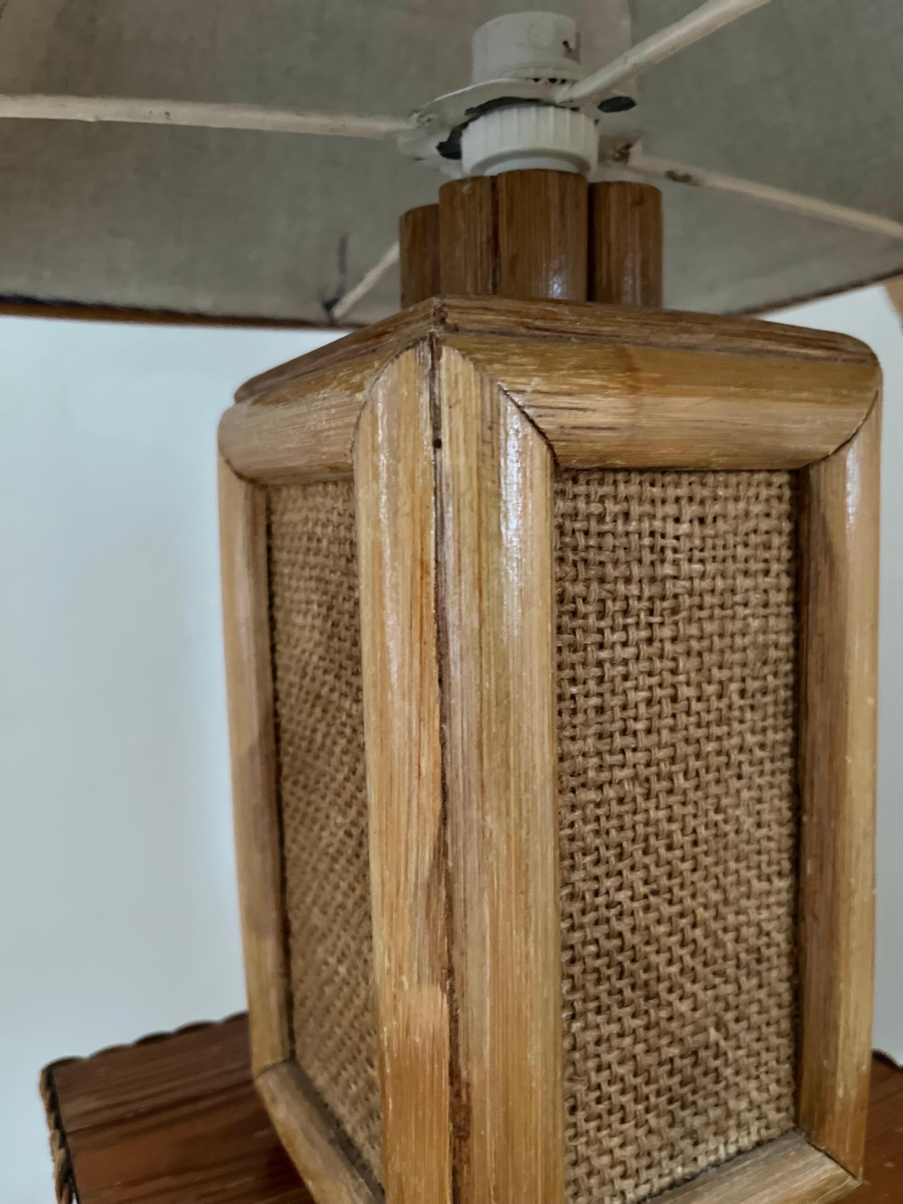 Lámpara de mesa italiana de ratán/bambú con pantalla textil cosida a mano Años 60 mediados del siglo XX en venta