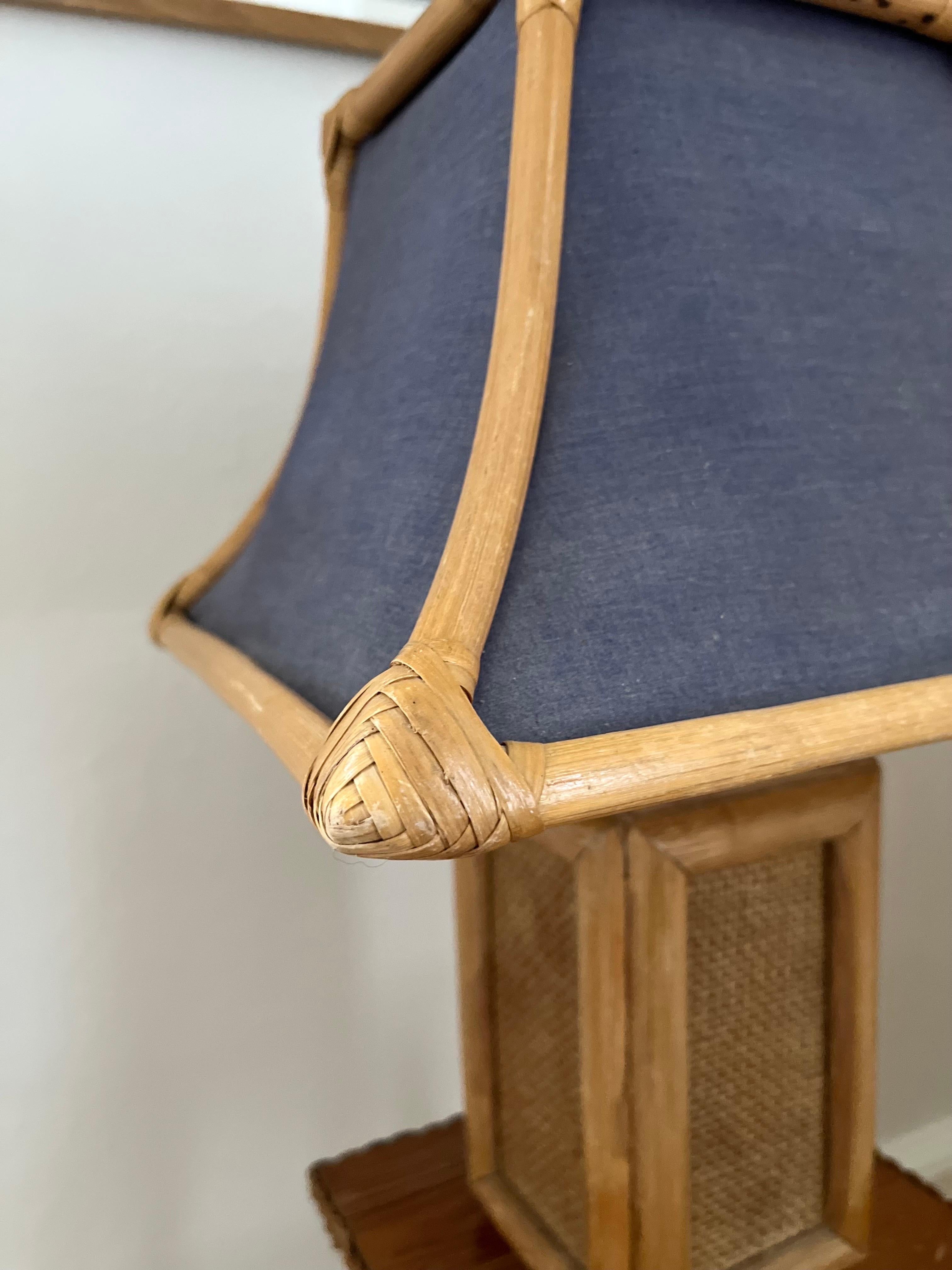 Lámpara de mesa italiana de ratán/bambú con pantalla textil cosida a mano Años 60 Textil en venta